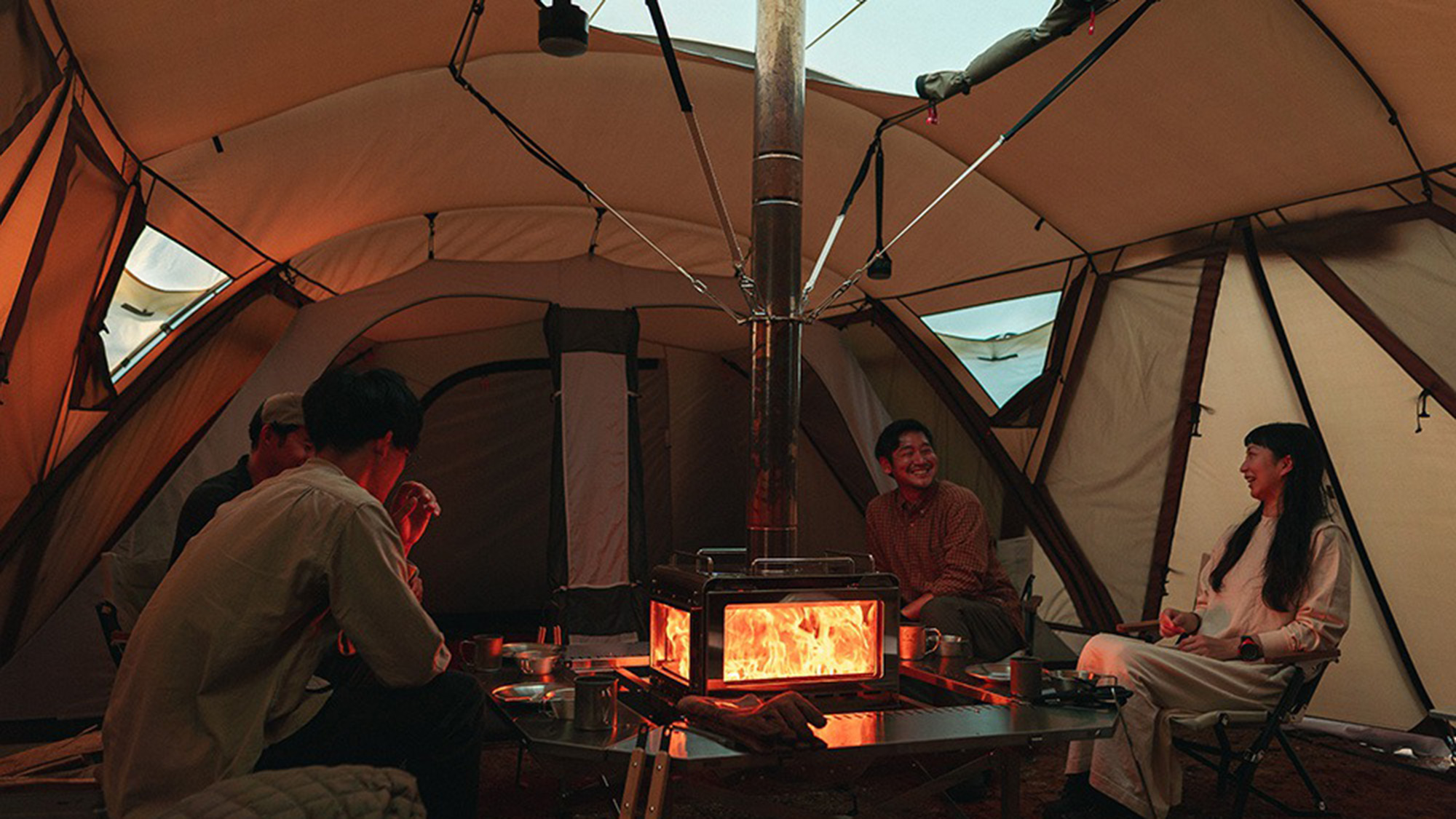 ・【リゲル Pro. ストーブプラス】テントに集う友人や家族、ストーブの灯りが心を温めるひ