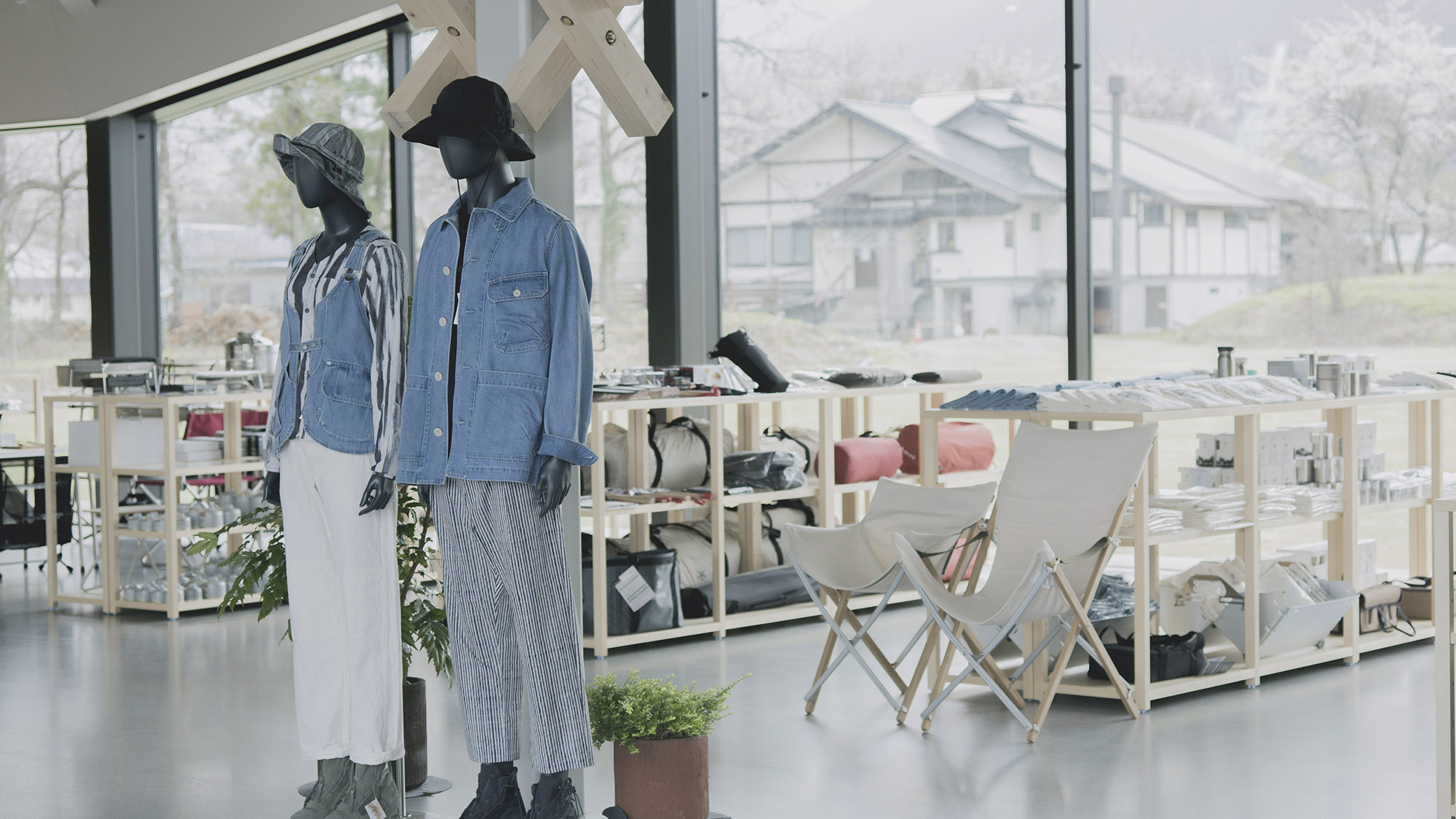 ・【ストア】国内最大規模となるスノーピーク直営店でショッピング。白馬店限定グッズもございます