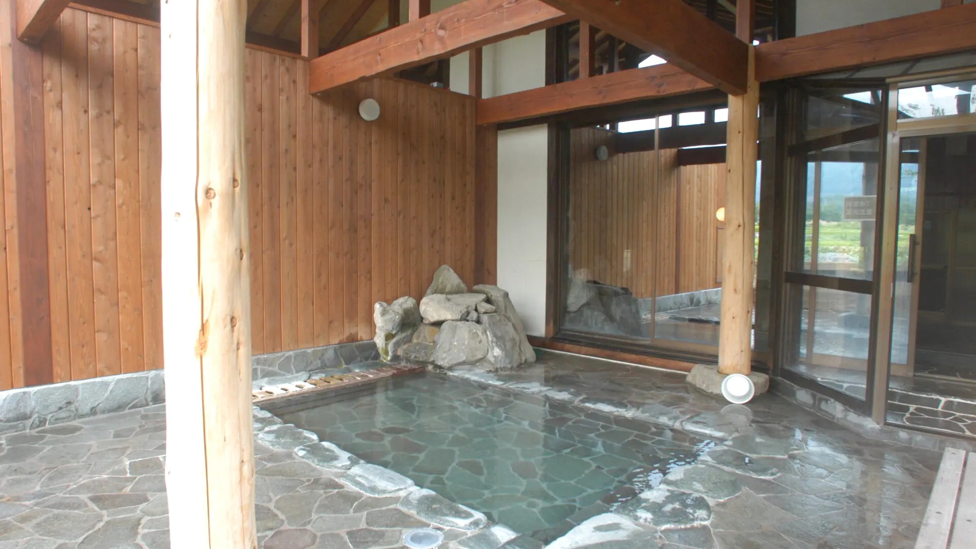 ・【白馬八方温泉 みみずくの湯】日本でも屈指の強アルカリ温泉です