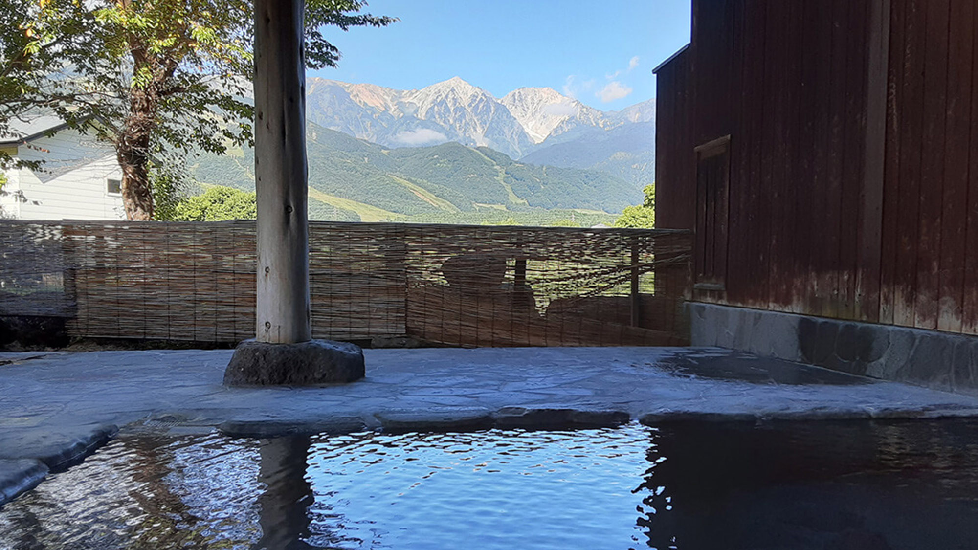 ・【白馬八方温泉 みみずくの湯】露天風呂からは、八方尾根と白馬三山の眺めを楽しめます