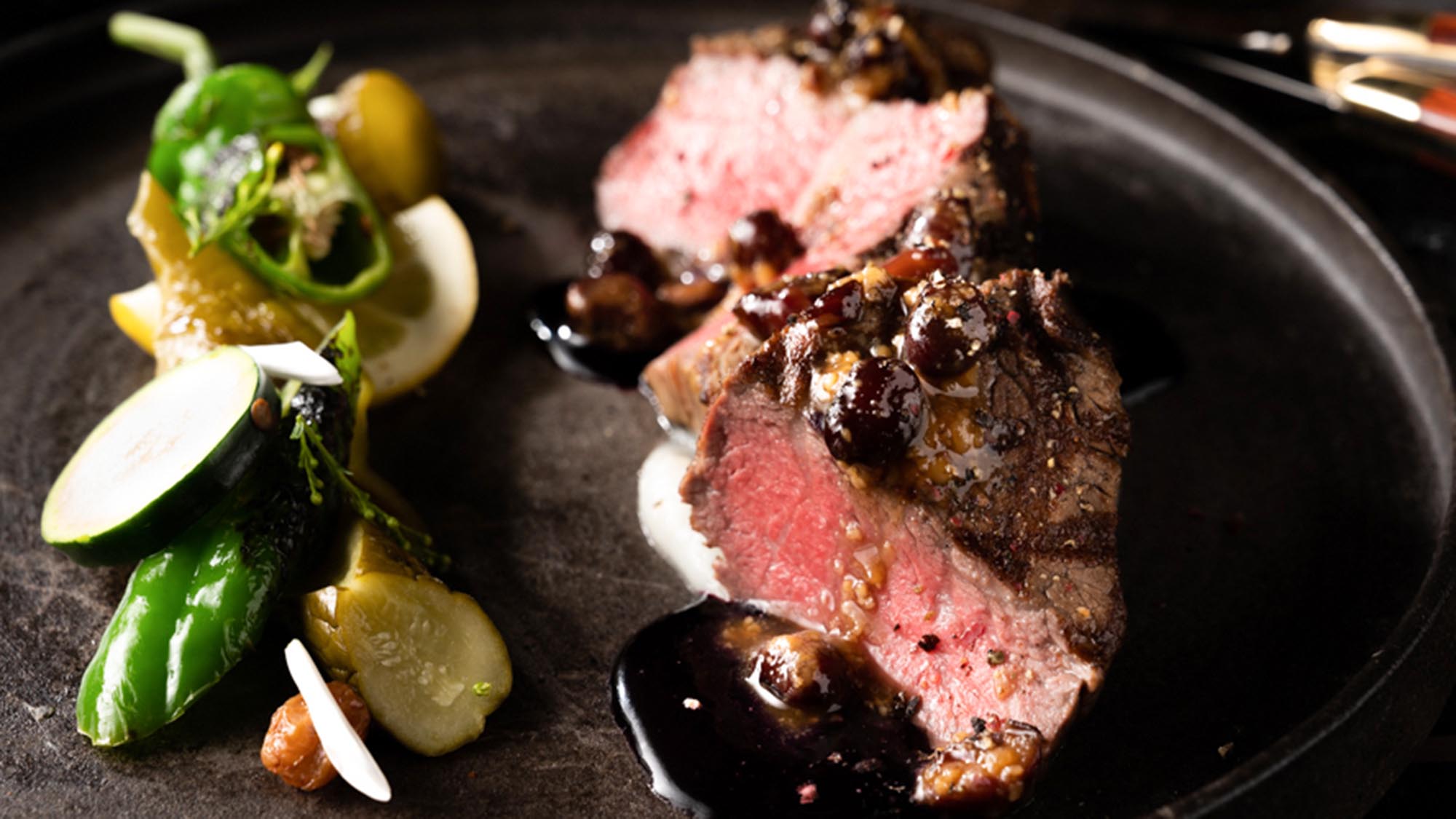 ・【夕食一例】メインディッシュと共にSnow Peak土鍋膳で炊き立てのご飯をご賞味ください