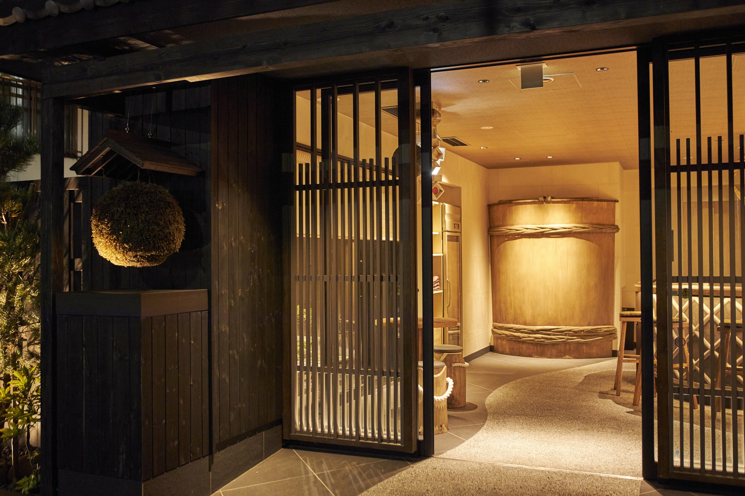 ■エントランス　酒樽フォトスポット