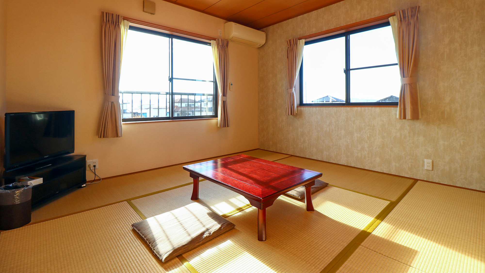 #和室8畳　日当たりが良く温かな雰囲気のお部屋
