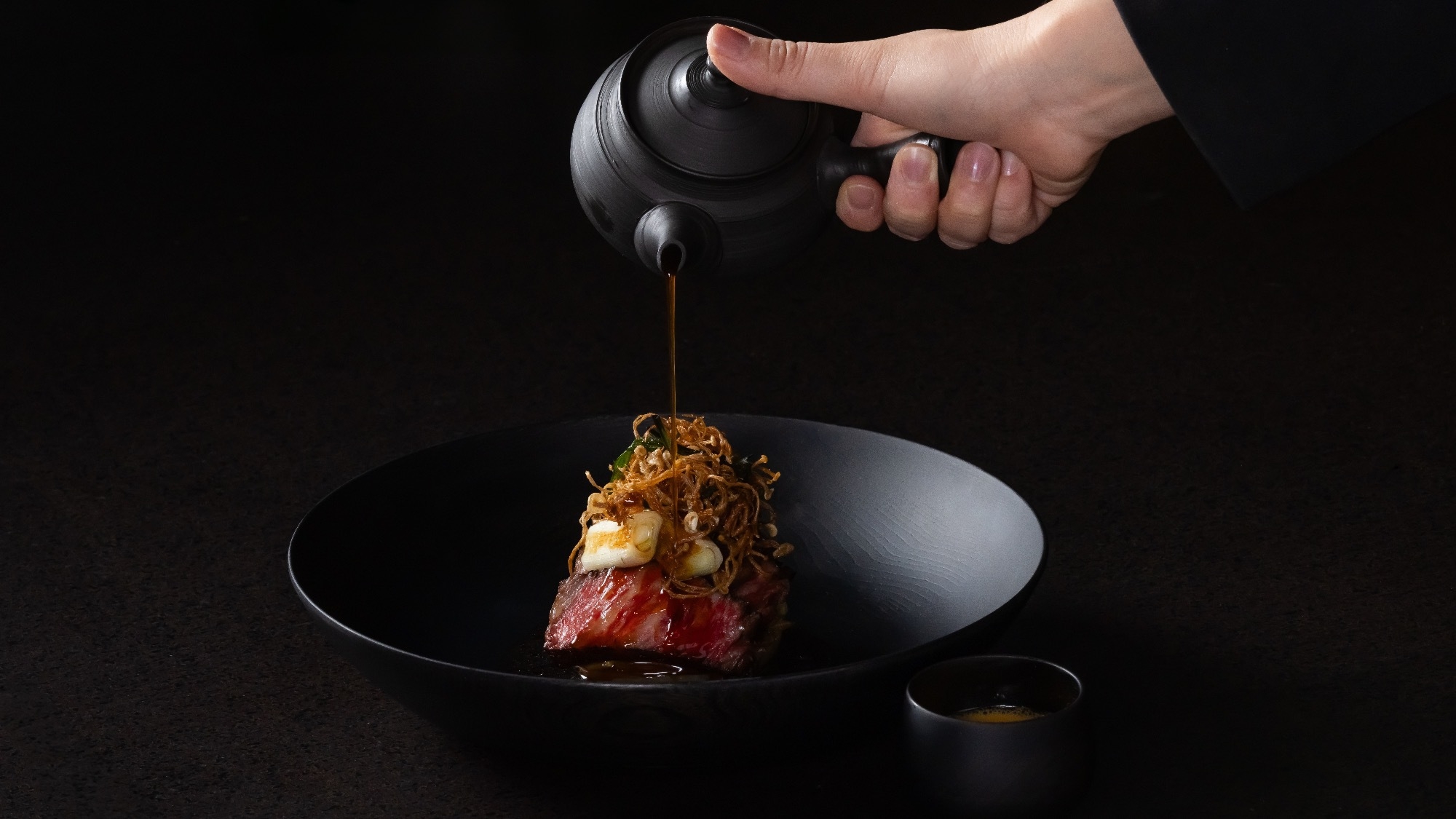 “すき焼き河口湖スタイル”全8品【目の前で焼きたてをご提供】朝食はお部屋へお届け〜全室露天付客室
