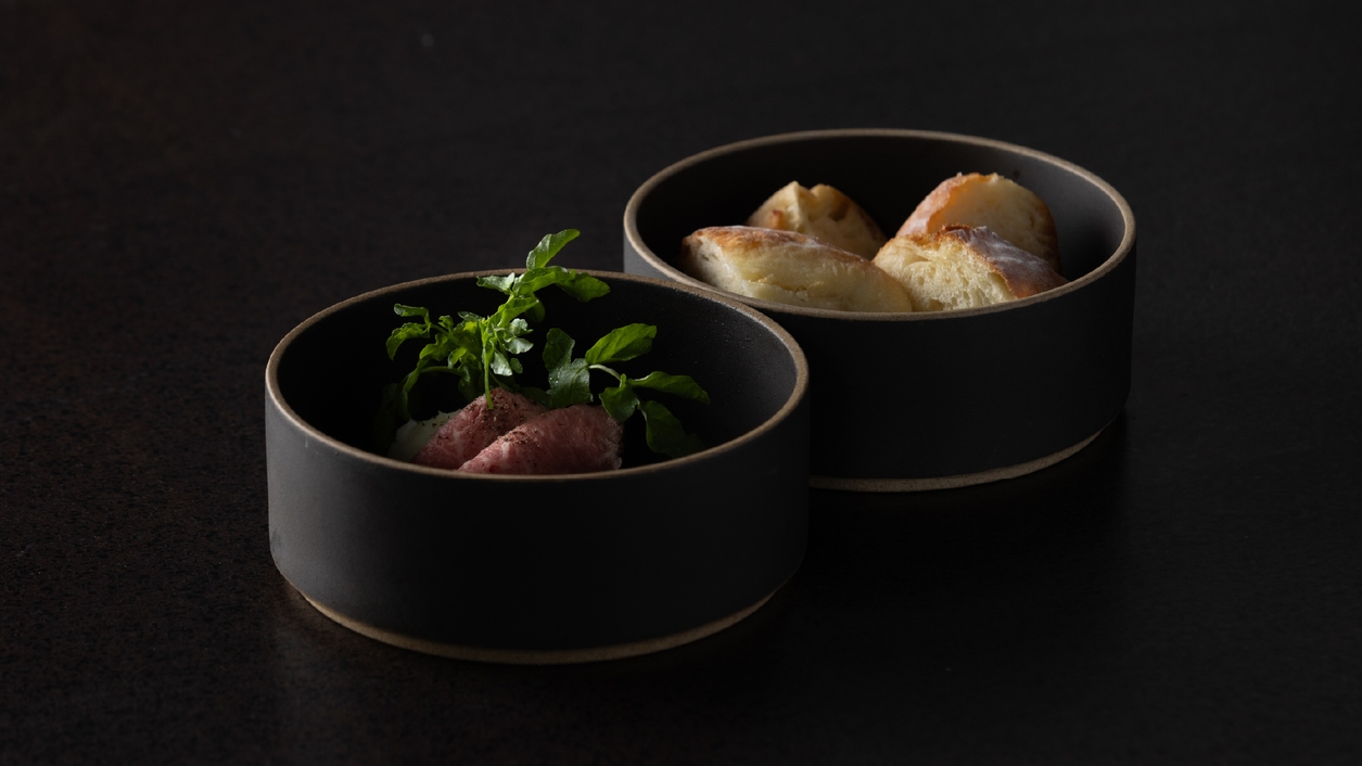総額24，000円相当の特典付【うま味が凝縮した山梨県産“甲州地鶏”全8品】〜ご朝食はお部屋へお届け