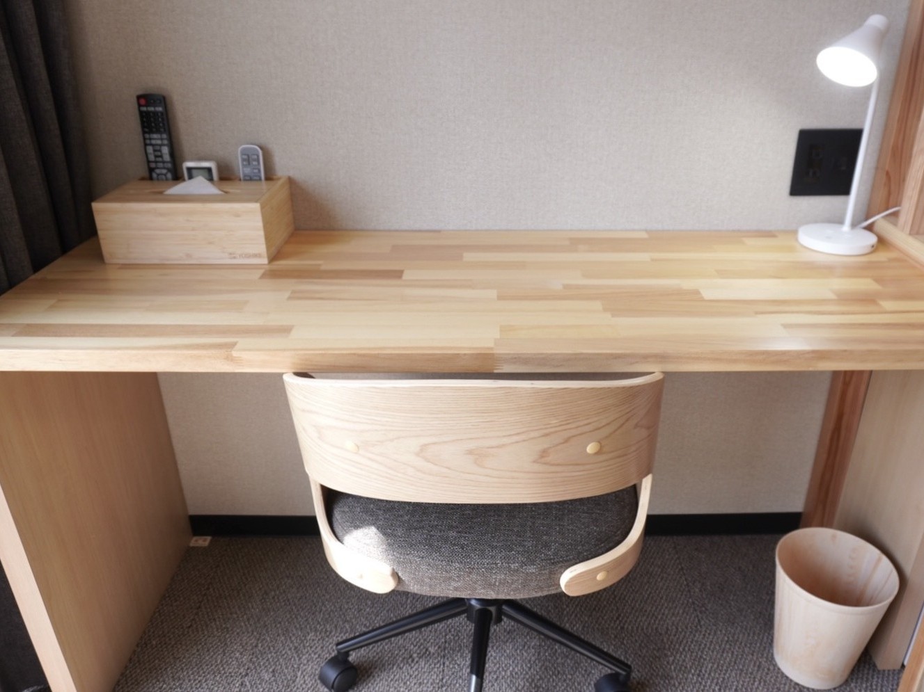 4階ワケあり部屋デスク