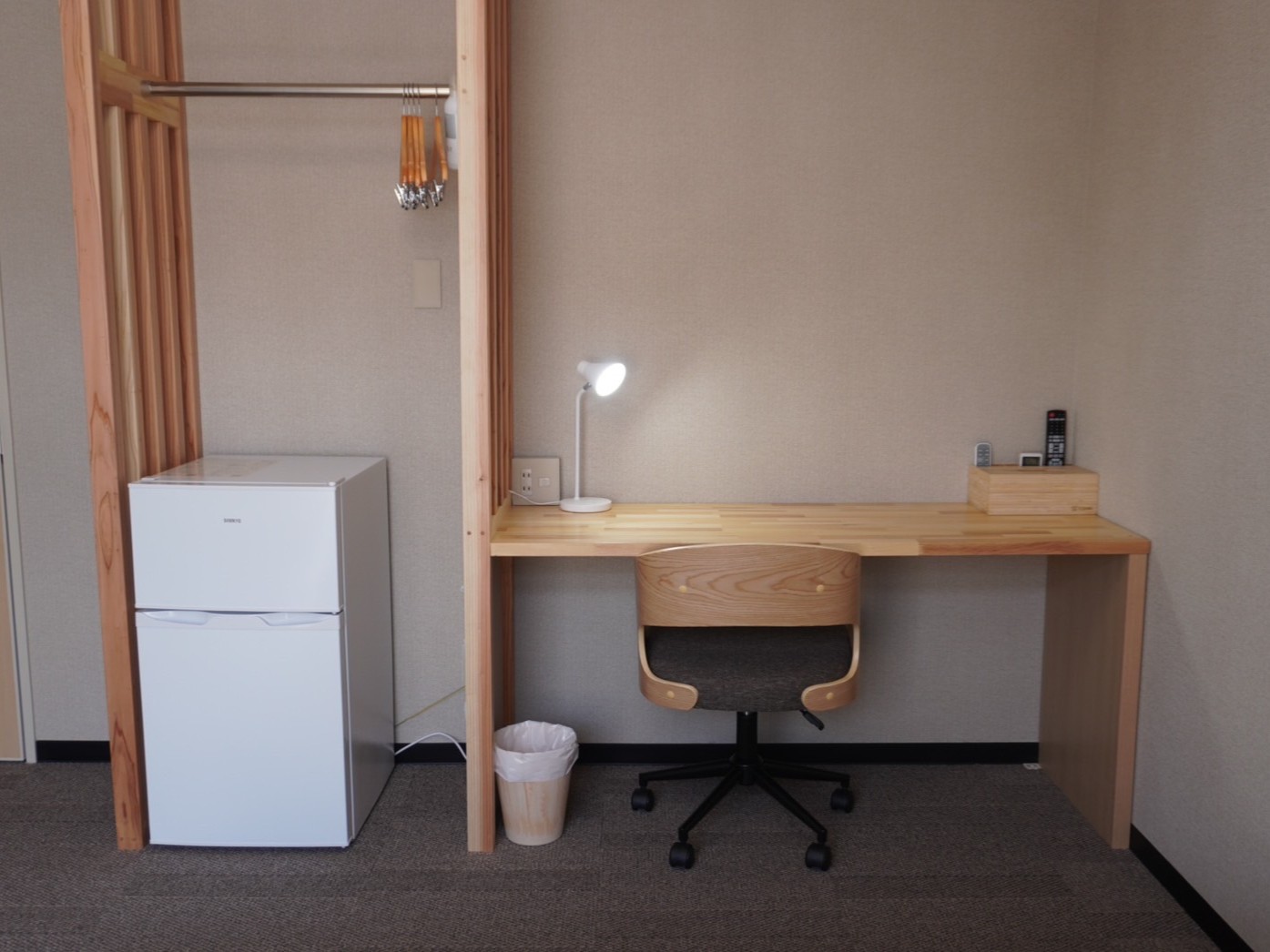 4階ワケあり部屋デスク・冷蔵庫