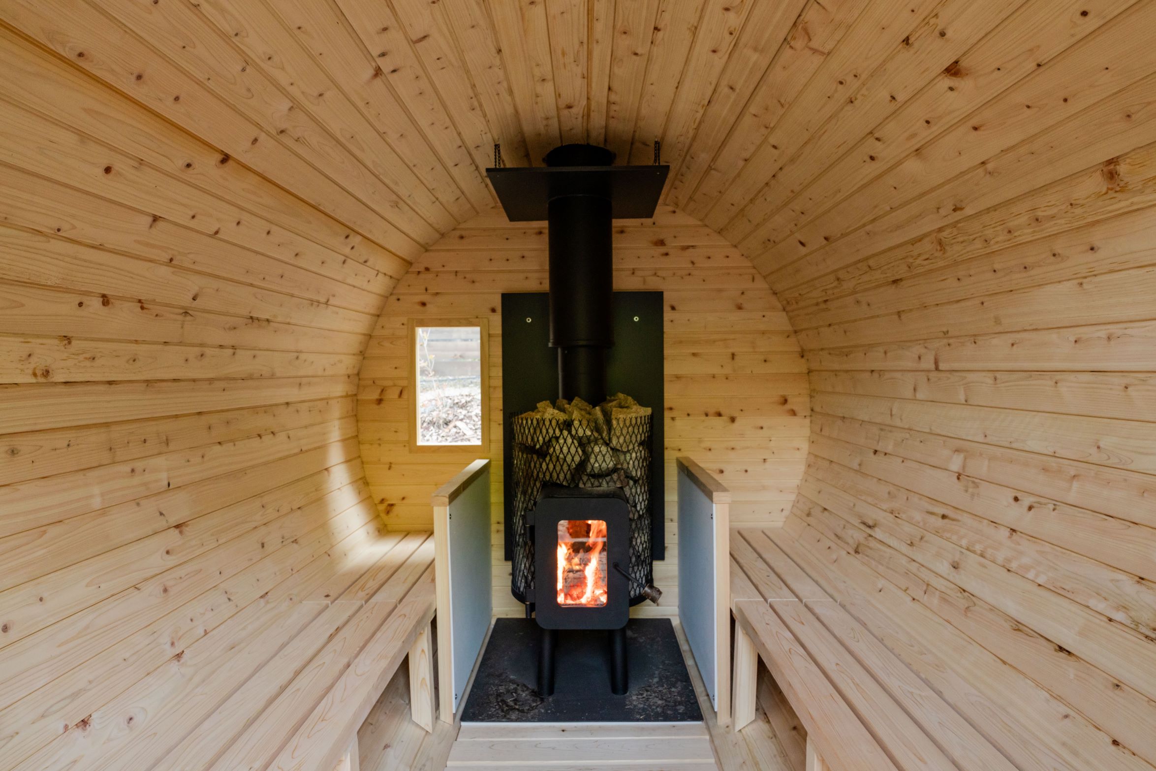 筒形のバレルサウナの向き合って座れるレイアウトは、仲間との語らいをより楽しくしてくれます。