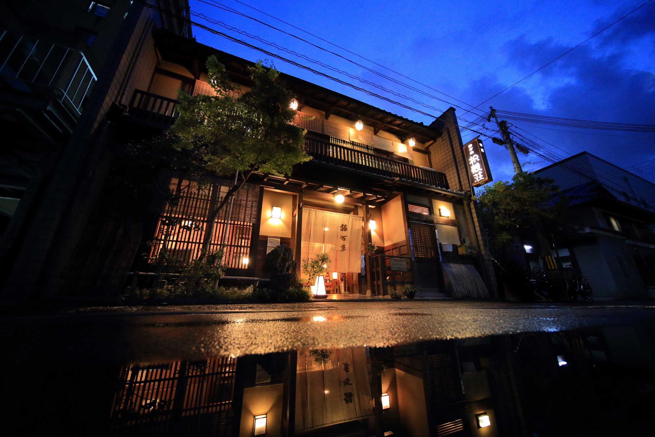 夕暮れより外観に明かりが灯りお客様のご来店をお待ちしております。