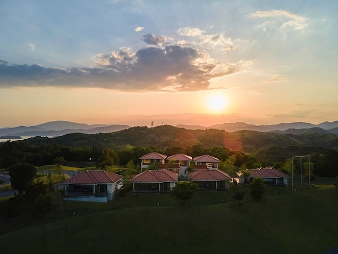 ・【外観】夕陽に照らされた幻想的な景色がここが日本であることを忘れさせる。瀬戸の景色が誘う癒しの光景