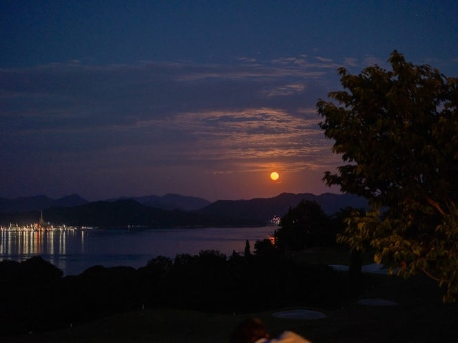 ・【景色】瀬戸内海の島々に沈みゆく夕陽。瞼と心に焼き付く美しい光景です