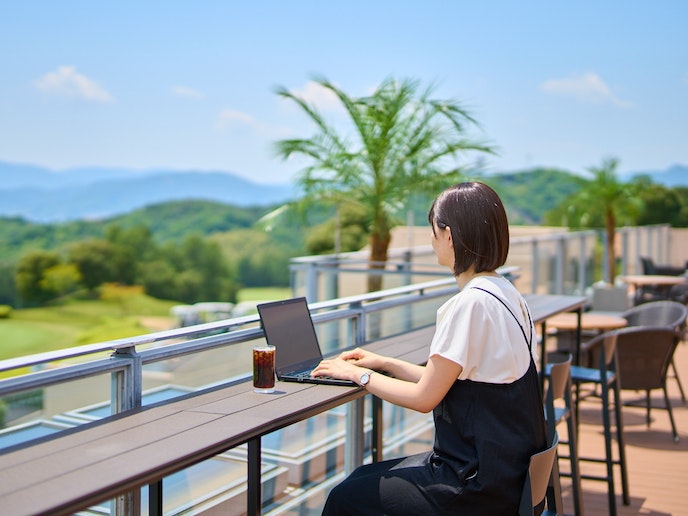 ・【テラス】コーヒーなどのお飲み物、レストランのお食事もテラスでお召し上がりいただけます