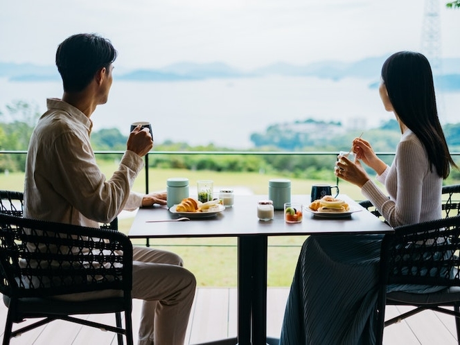 ・【朝食】一面に広がる瀬戸内海を眺めながらの優雅な朝食はいかがでしょうか