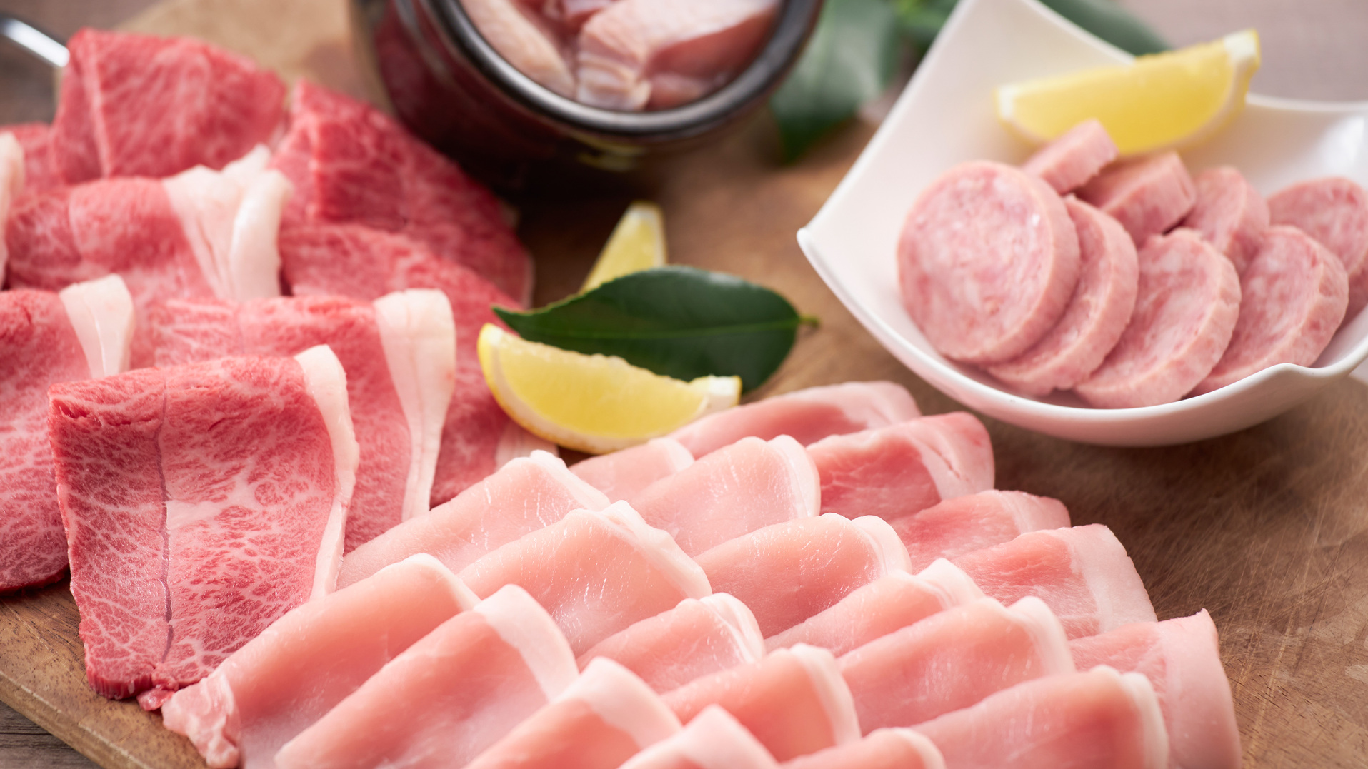 海辺のオープンデッキでこだわりのお肉を！