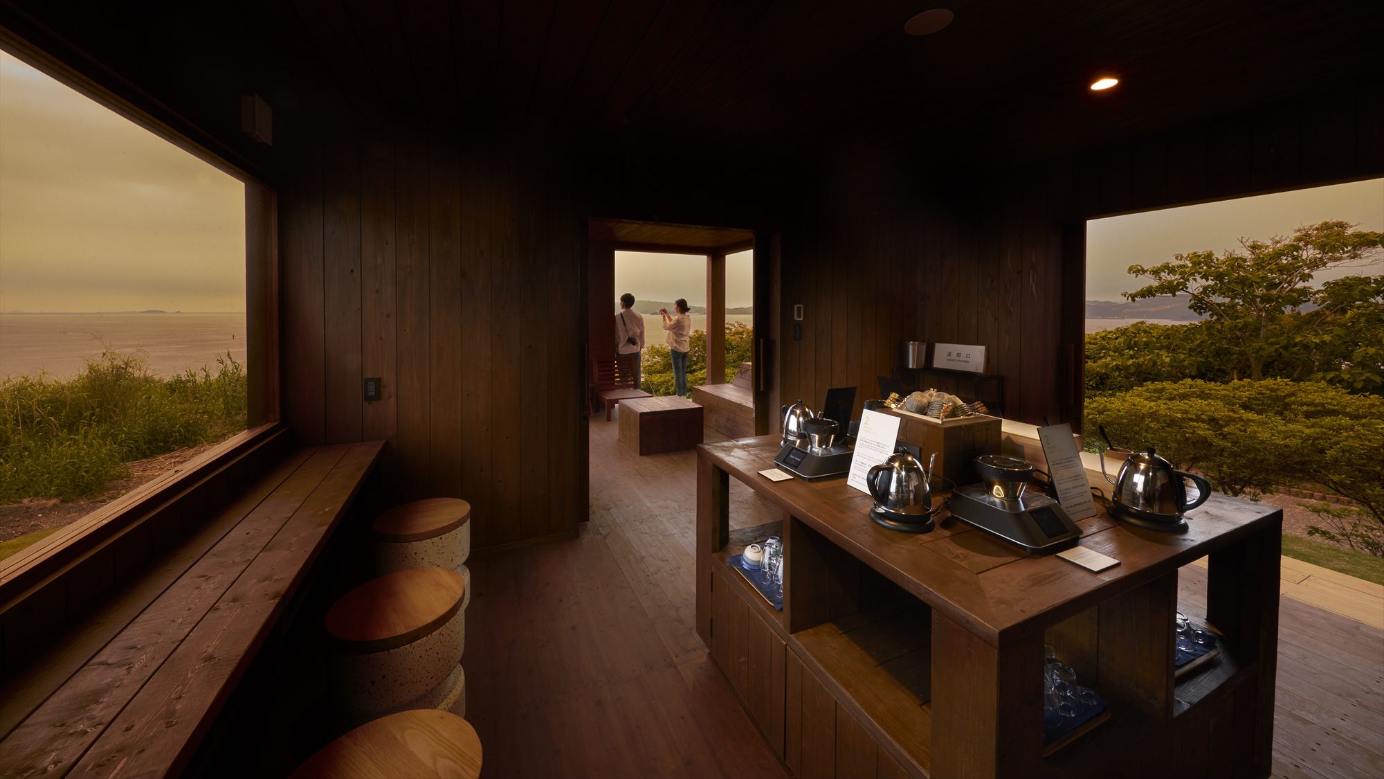 水平線と客船と歴史ある灯台「岬カフェ」