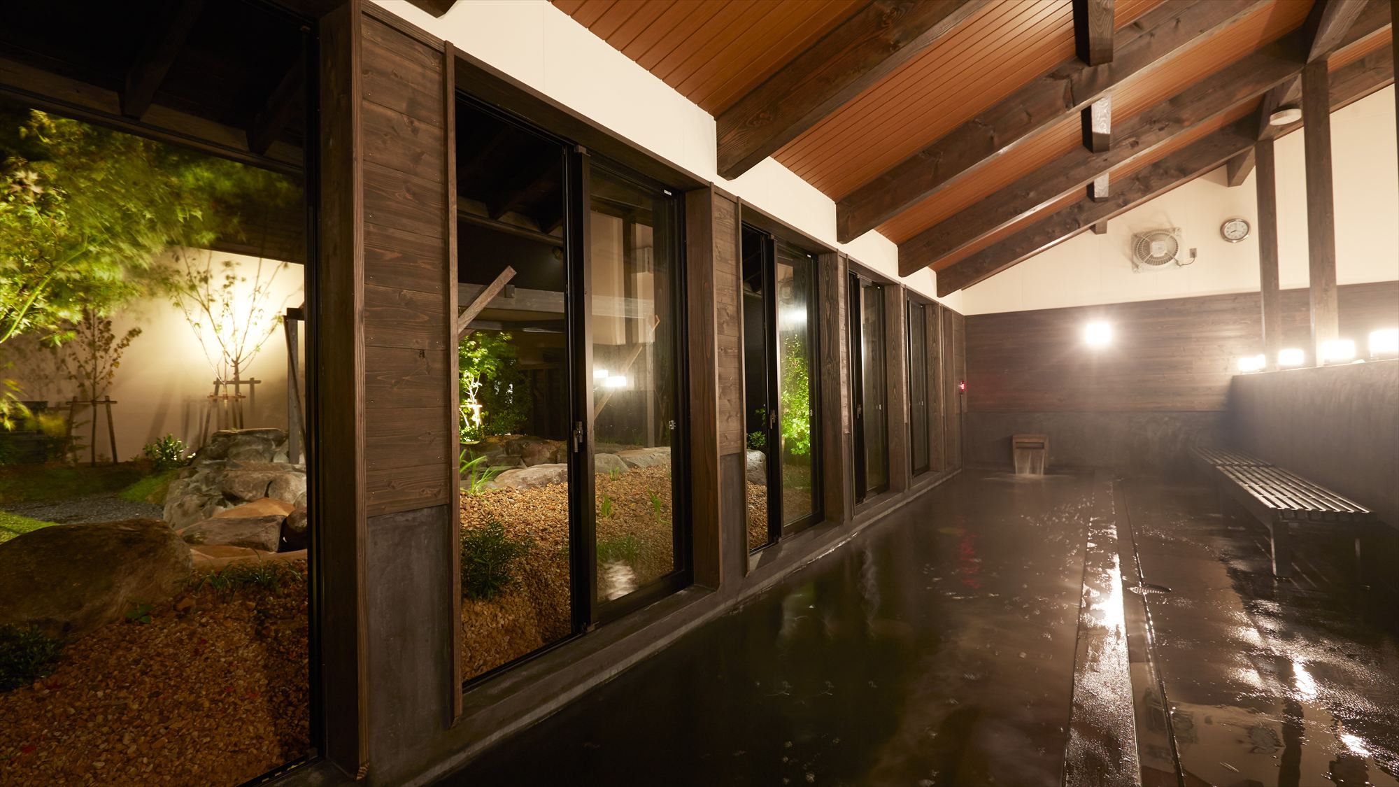 Ark Land Spa 庭園を眺めながら入る内風呂