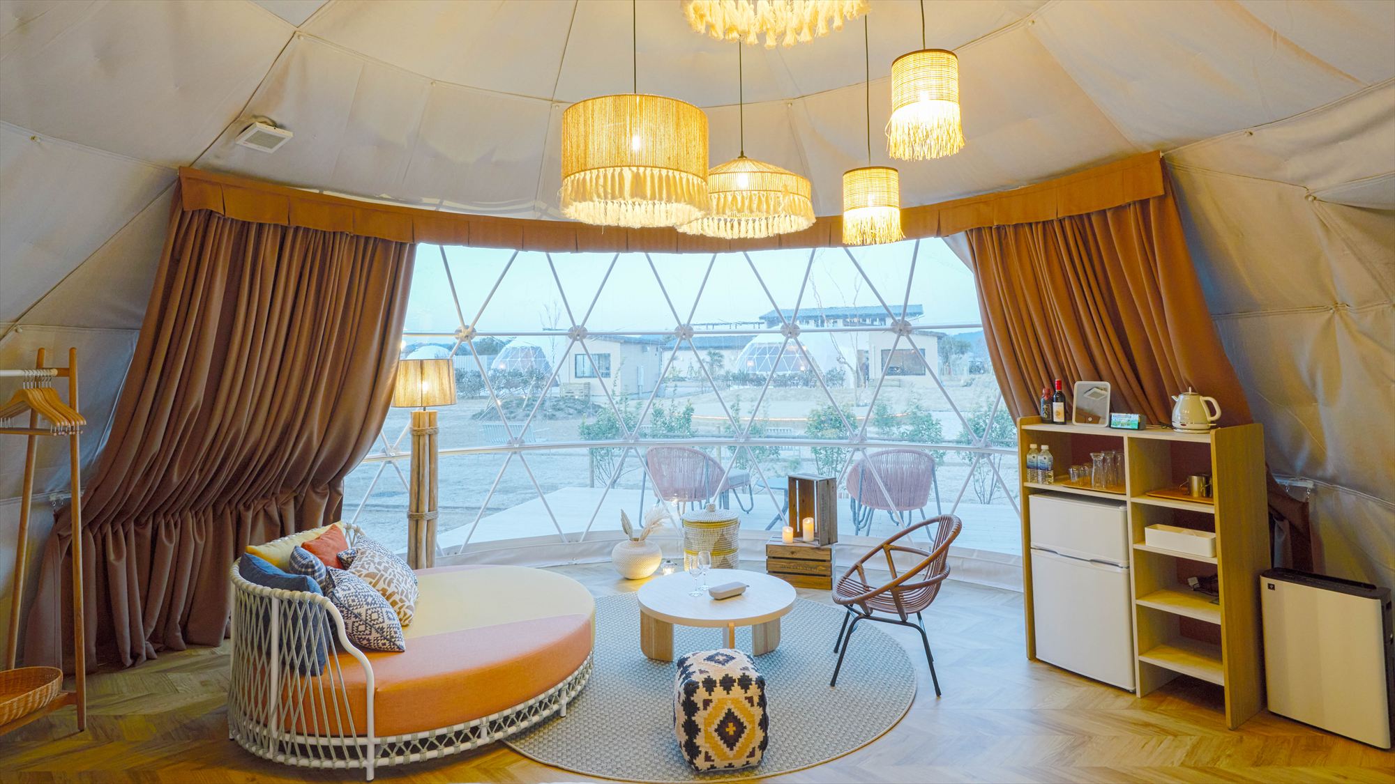 GRAX yard／化粧室、洗面台、BBQが楽しめるダイニングスペースあり。