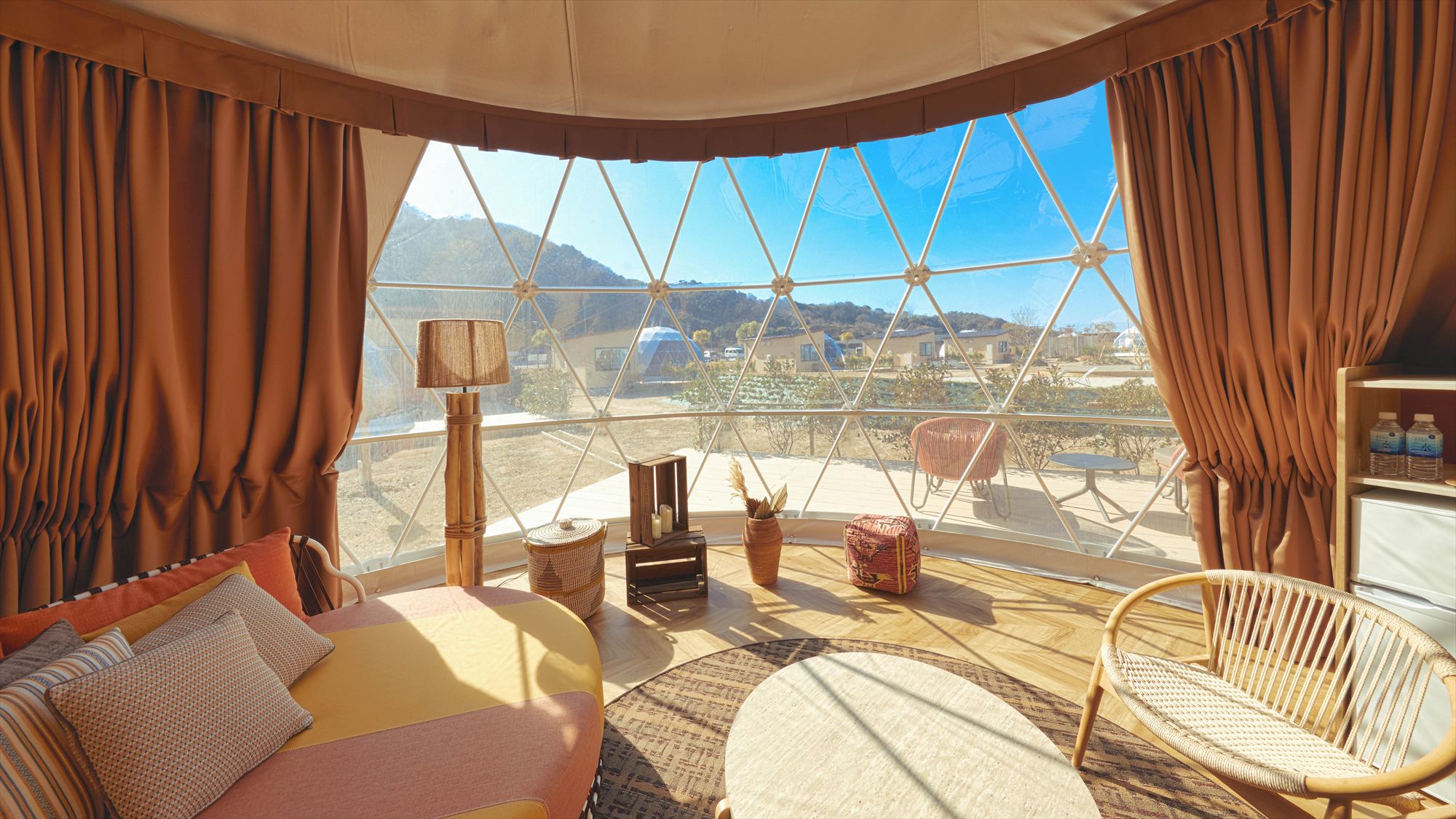 GRAX yard／化粧室、洗面台、BBQが楽しめるダイニングスペースあり。