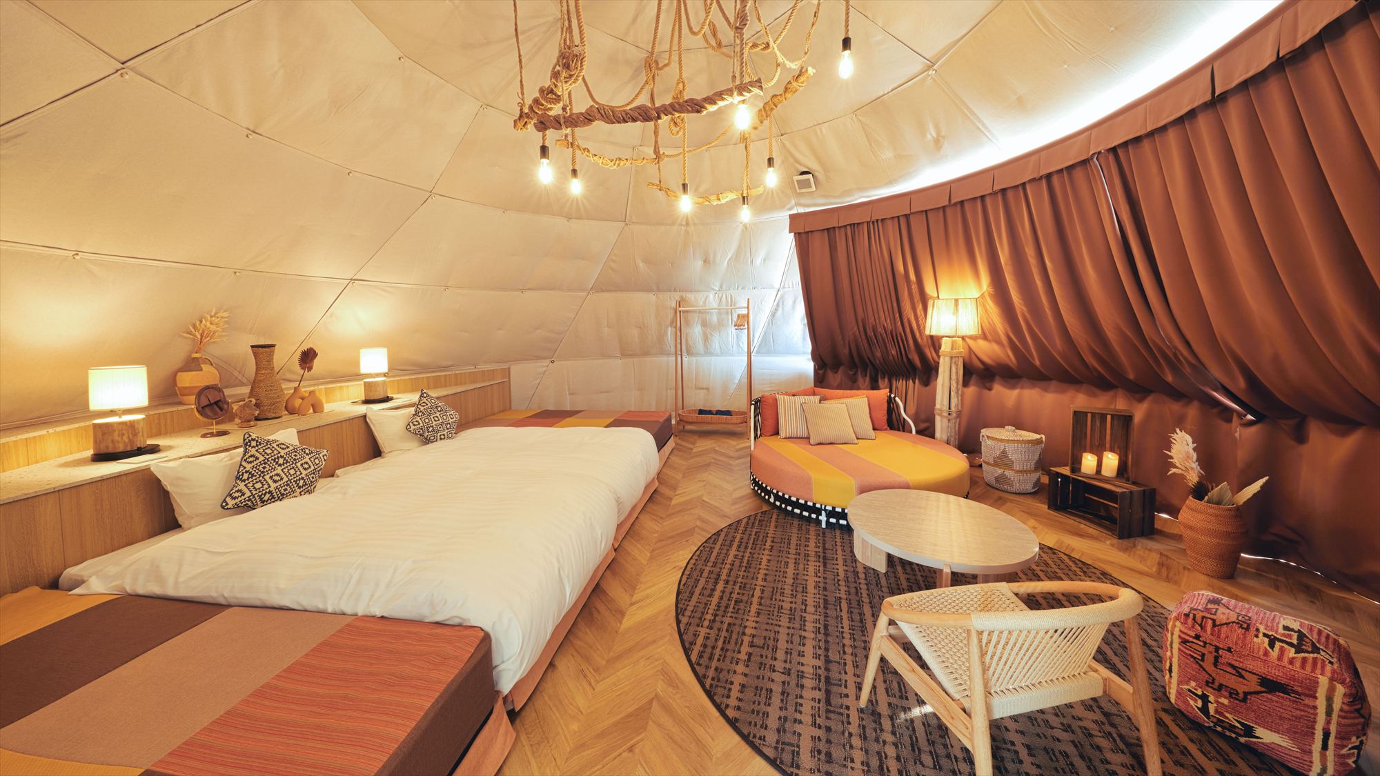 GRAX yard／化粧室、洗面台、BBQが楽しめるダイニングスペースあり。