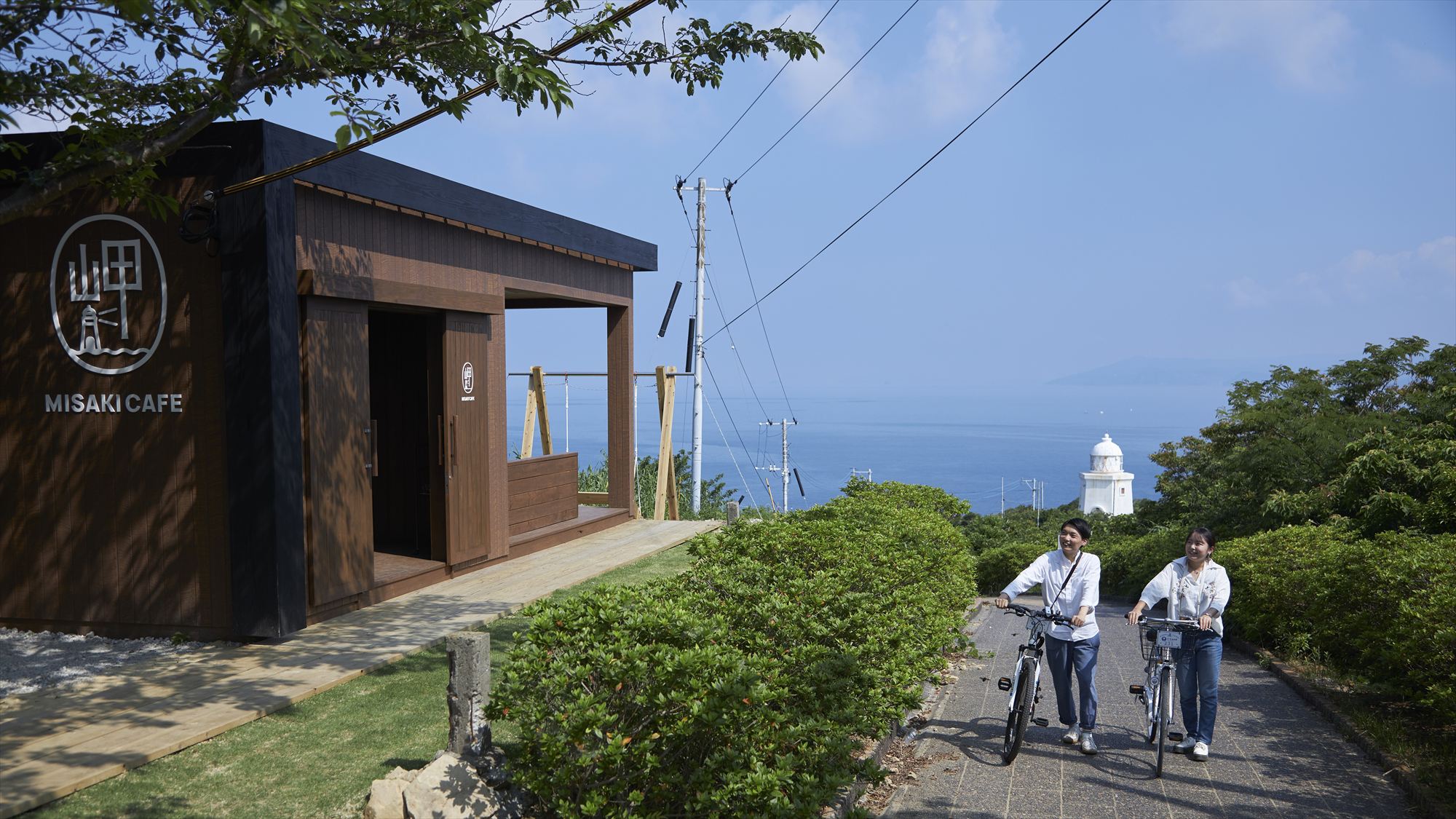 水平線と客船と歴史ある灯台「岬カフェ」