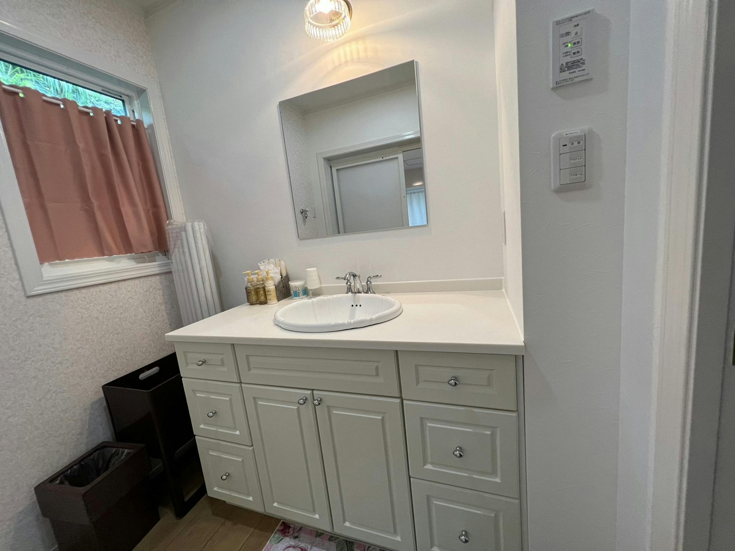 輸入のかわいらしい洗面です。