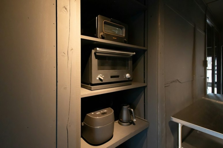 キッチンには調理器具、炊飯器、冷蔵庫、電子レンジ、トースター、ケトルが揃っております。
