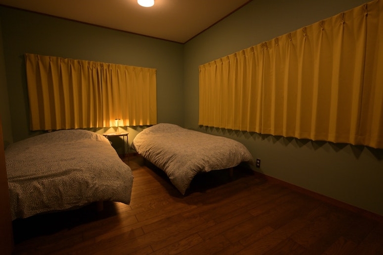 1F_寝室2（シングルベッド２）