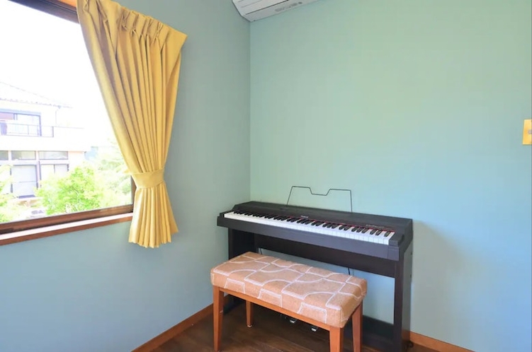 1F_寝室2の電子ピアノ