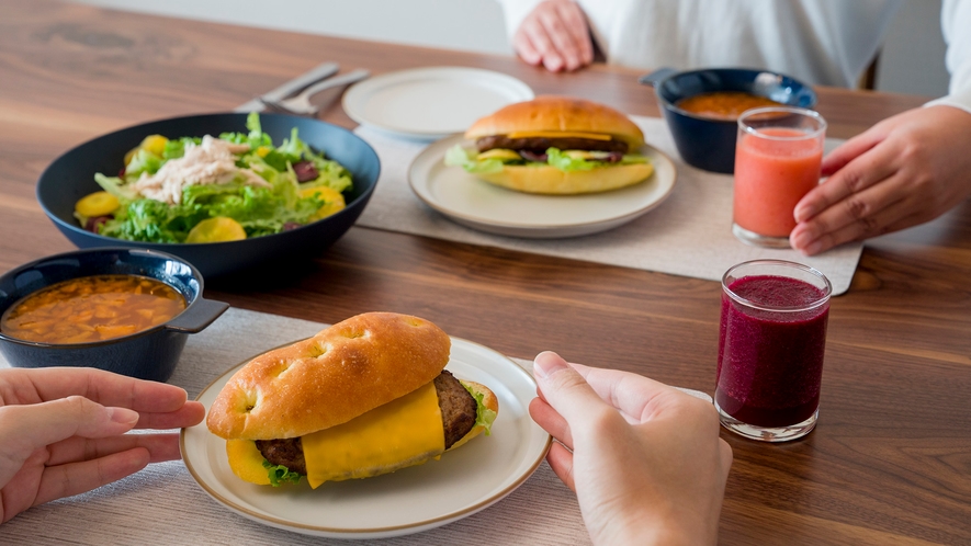 【朝ごはん】オーガニック野菜と果物だけを使用したスムージーは朝ごはんにピッタリの一品です。