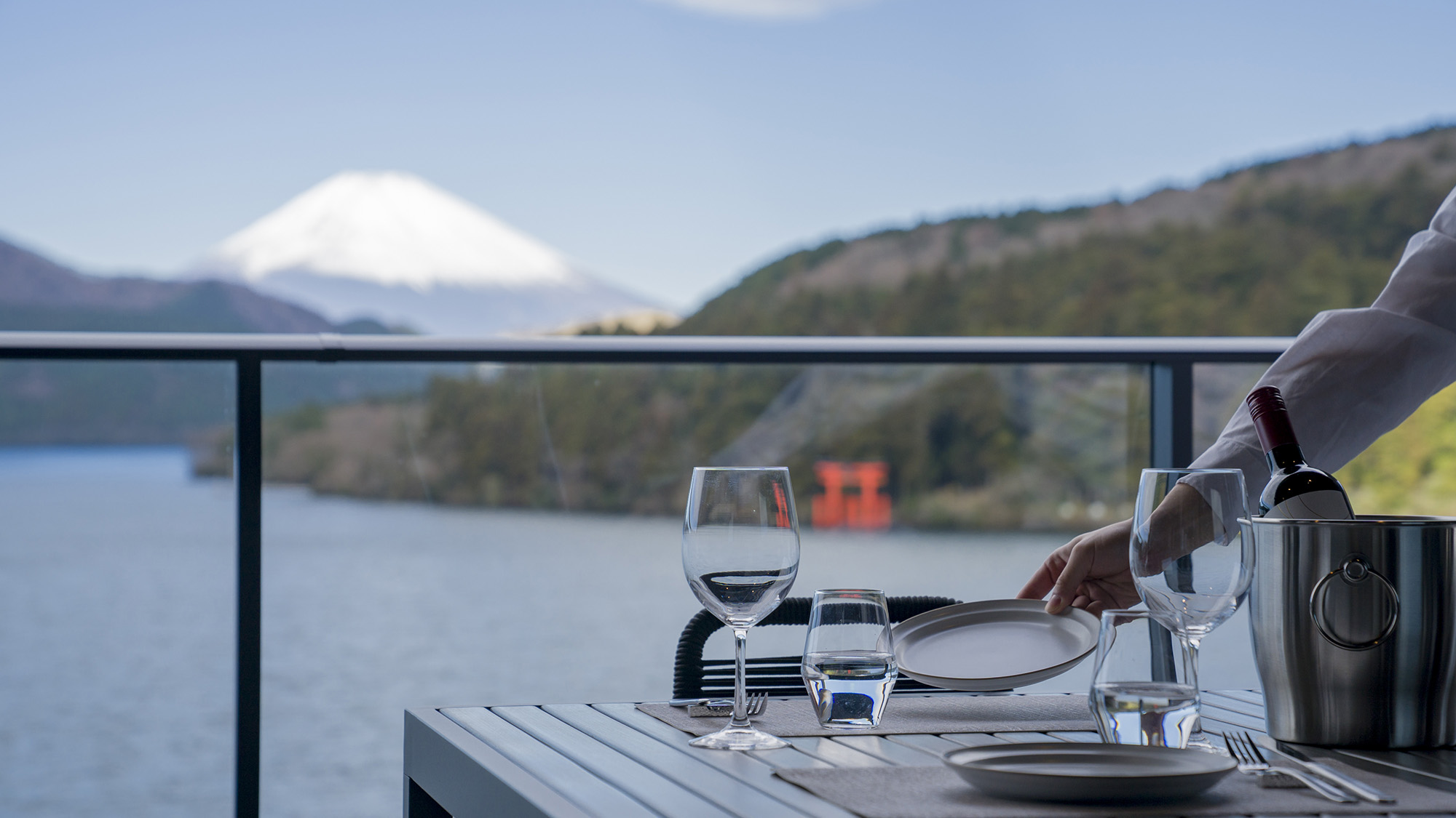 【テラス利用（イメージ）】芦ノ湖、富士山を眺めながら、くつろぎの時間をお楽しみください