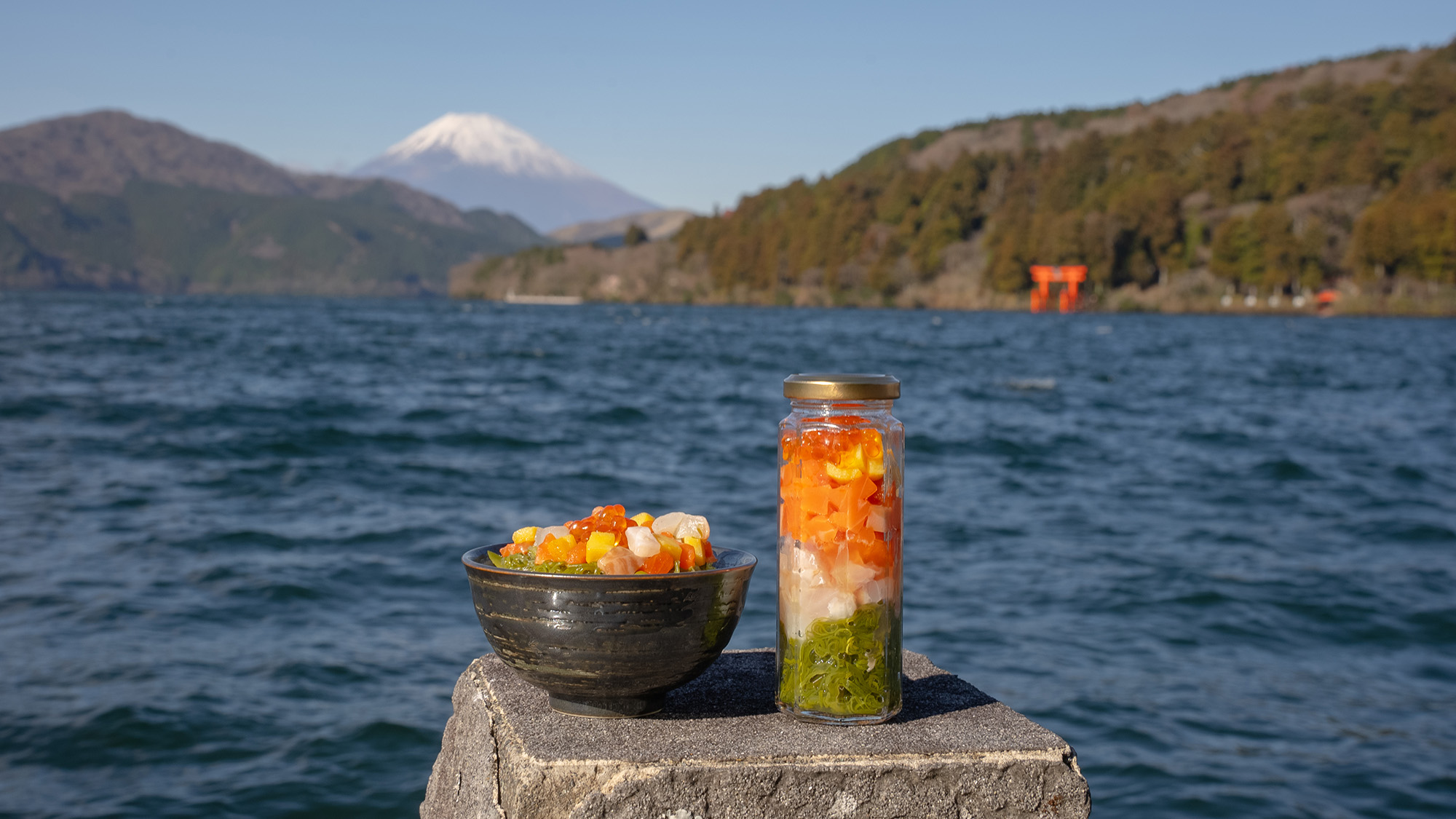 【海鮮瓶の和朝食】海の幸を贅沢に使用した色鮮やかな海鮮瓶は芦ノ湖の眺望との相性も抜群です。