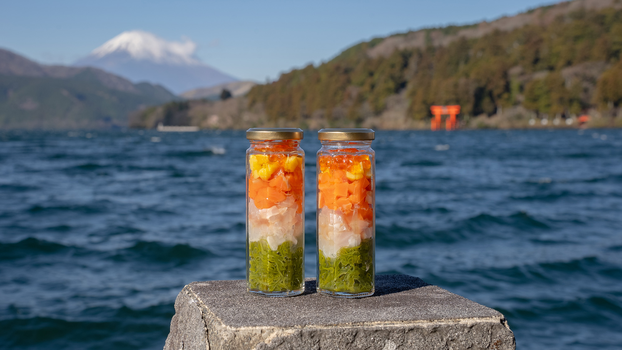 【海鮮瓶の和朝食】見た目鮮やか海の幸たっぷりの海鮮瓶。芦ノ湖の景観との相性も抜群です。
