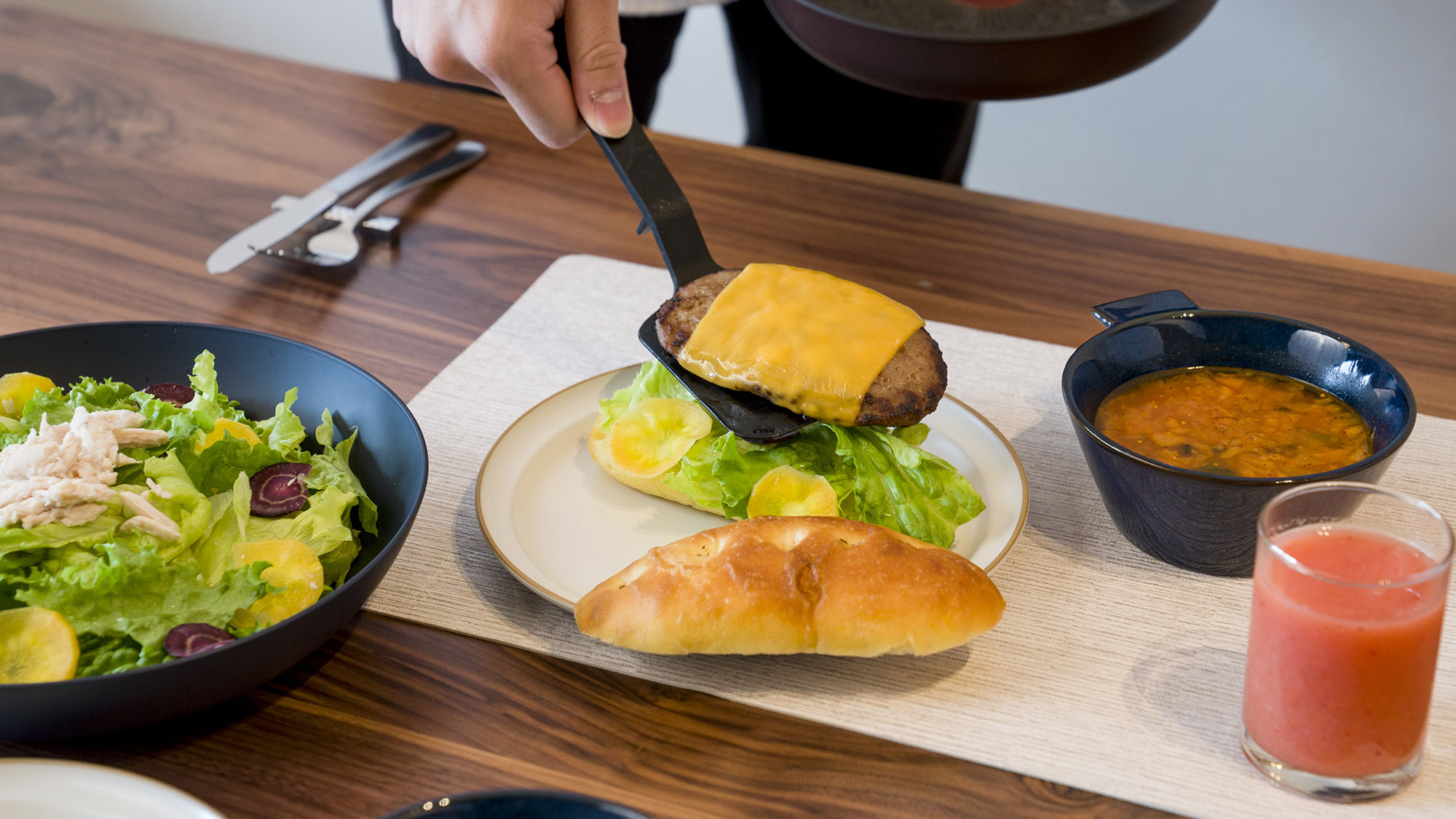 ・朝ごはん】地元新鮮野菜と熱々パティを挟んだフォカッチャサンド。朝から元気になること間違いなし