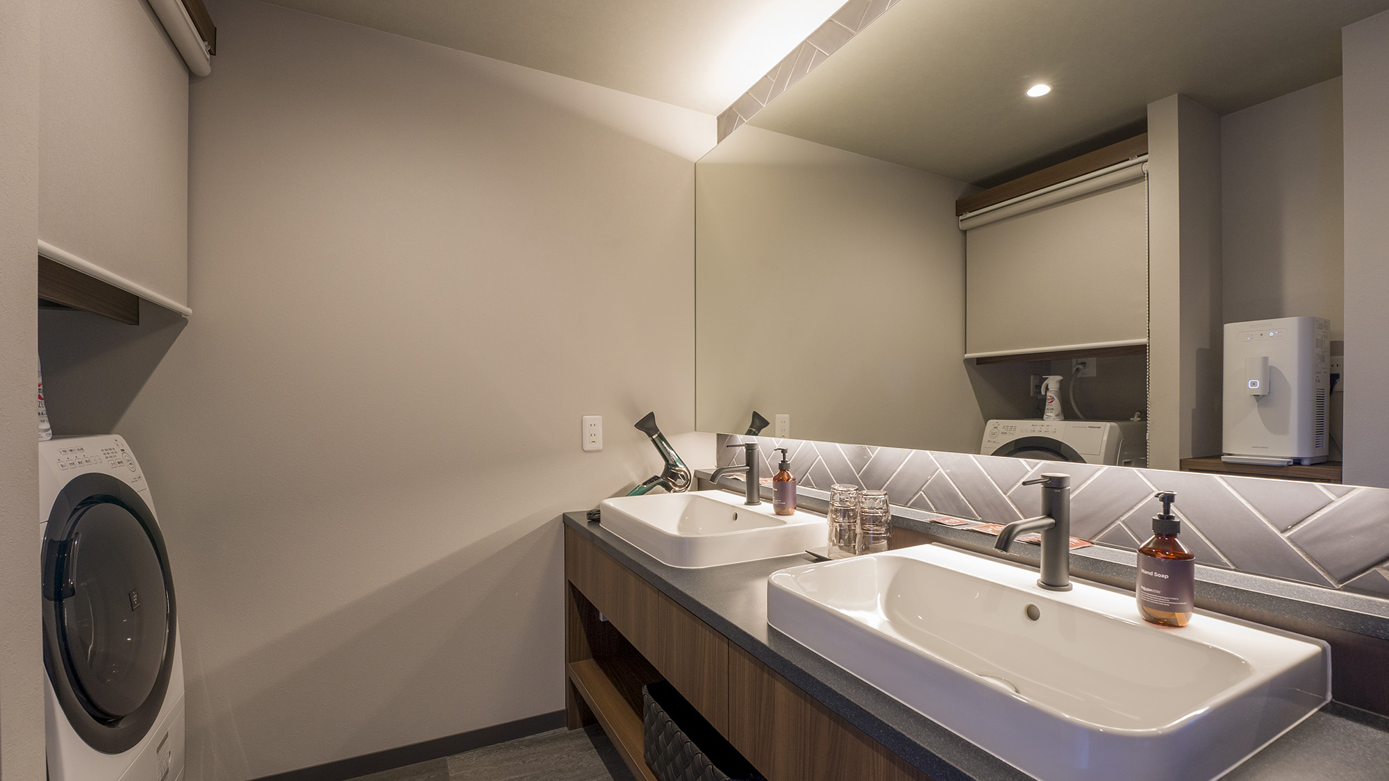 【4ダブルベッドルーム（洗面所）】広々設計で複数人で利用可能な洗面所