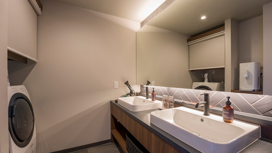 【4ダブルベッドルーム（洗面所）】広々設計で複数人で利用可能な洗面所