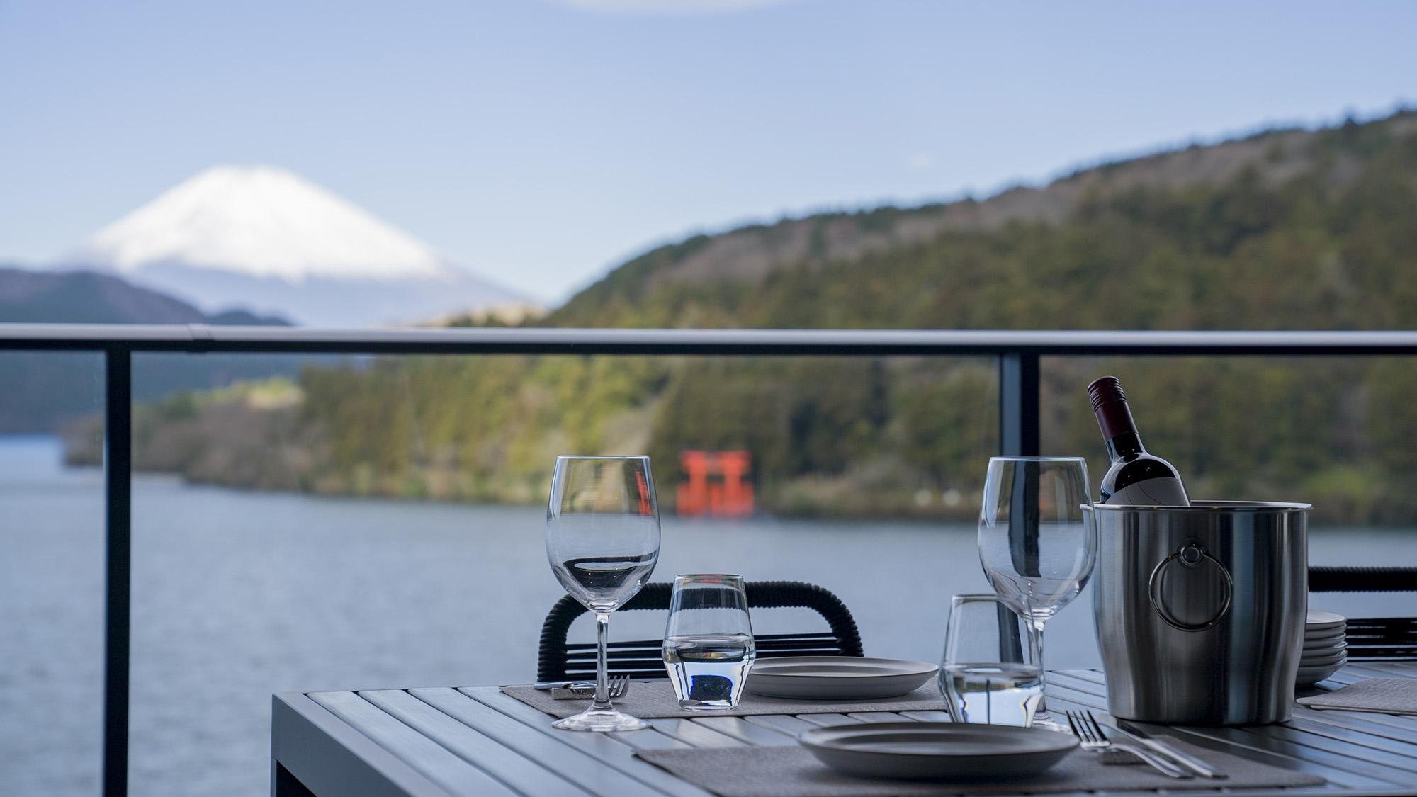 【テラス利用（イメージ）】芦ノ湖、富士山を眺めながら、くつろぎの時間をお楽しみください