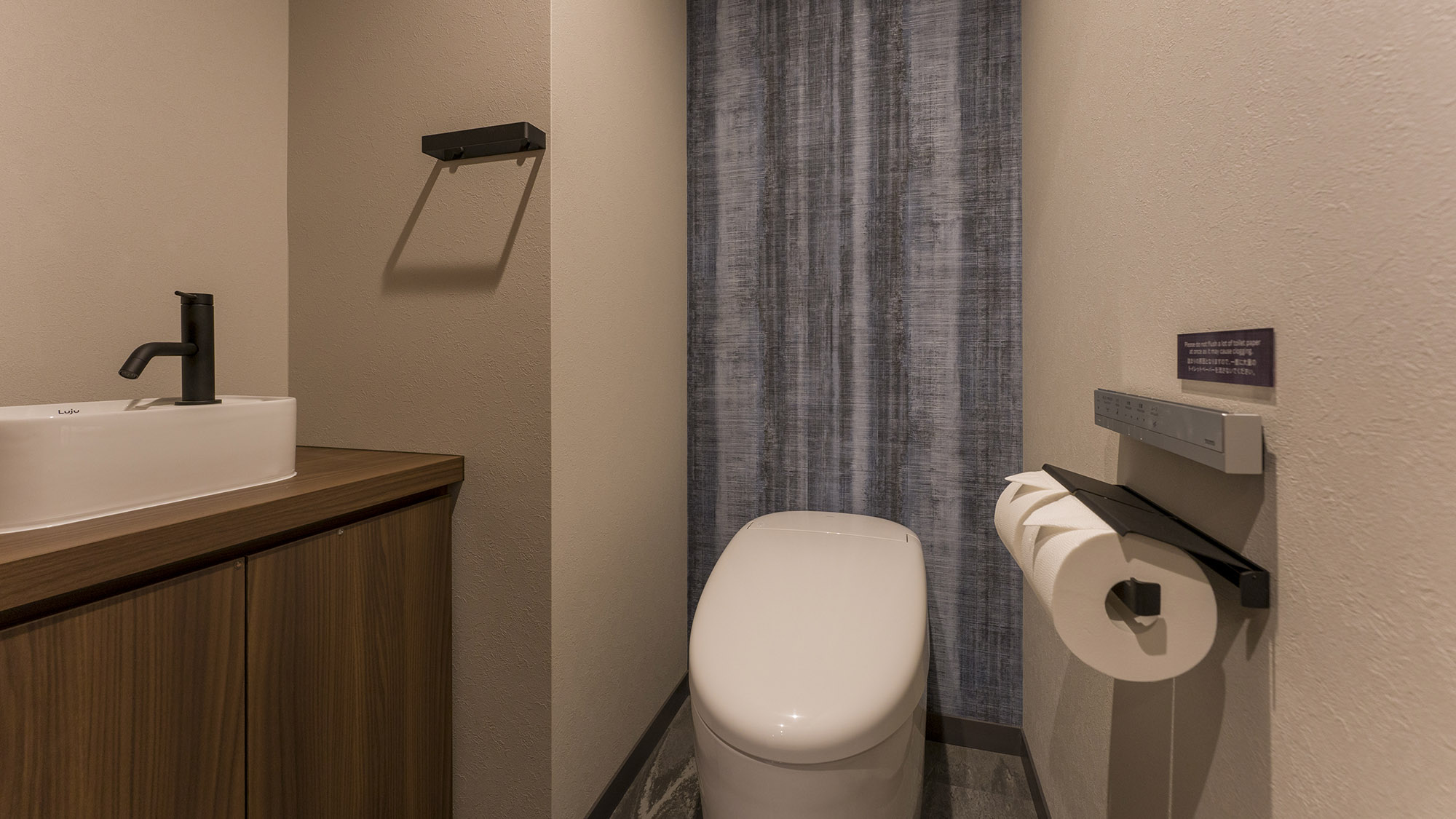 【トイレ】全室に温水洗浄機能付きトイレを完備