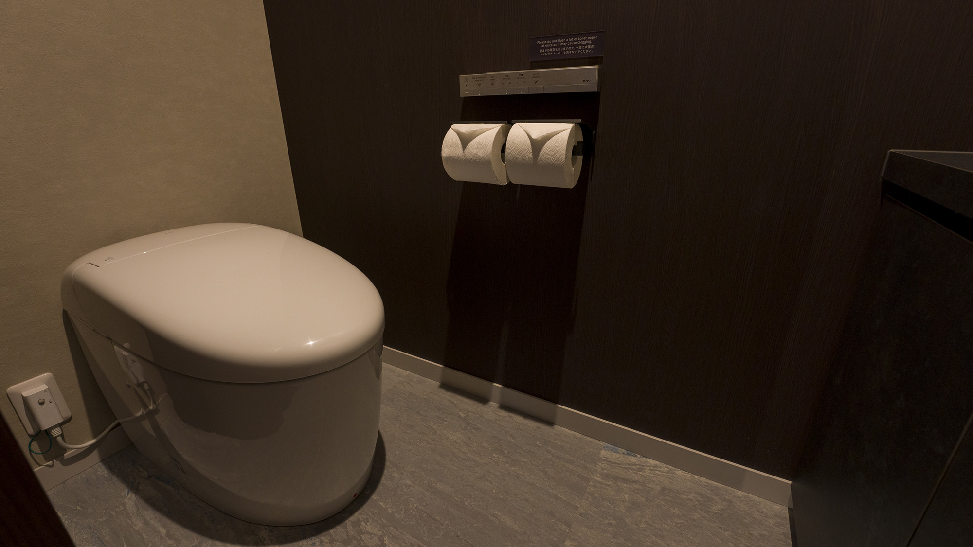 【トイレ】全室に温水洗浄機能付きトイレを完備