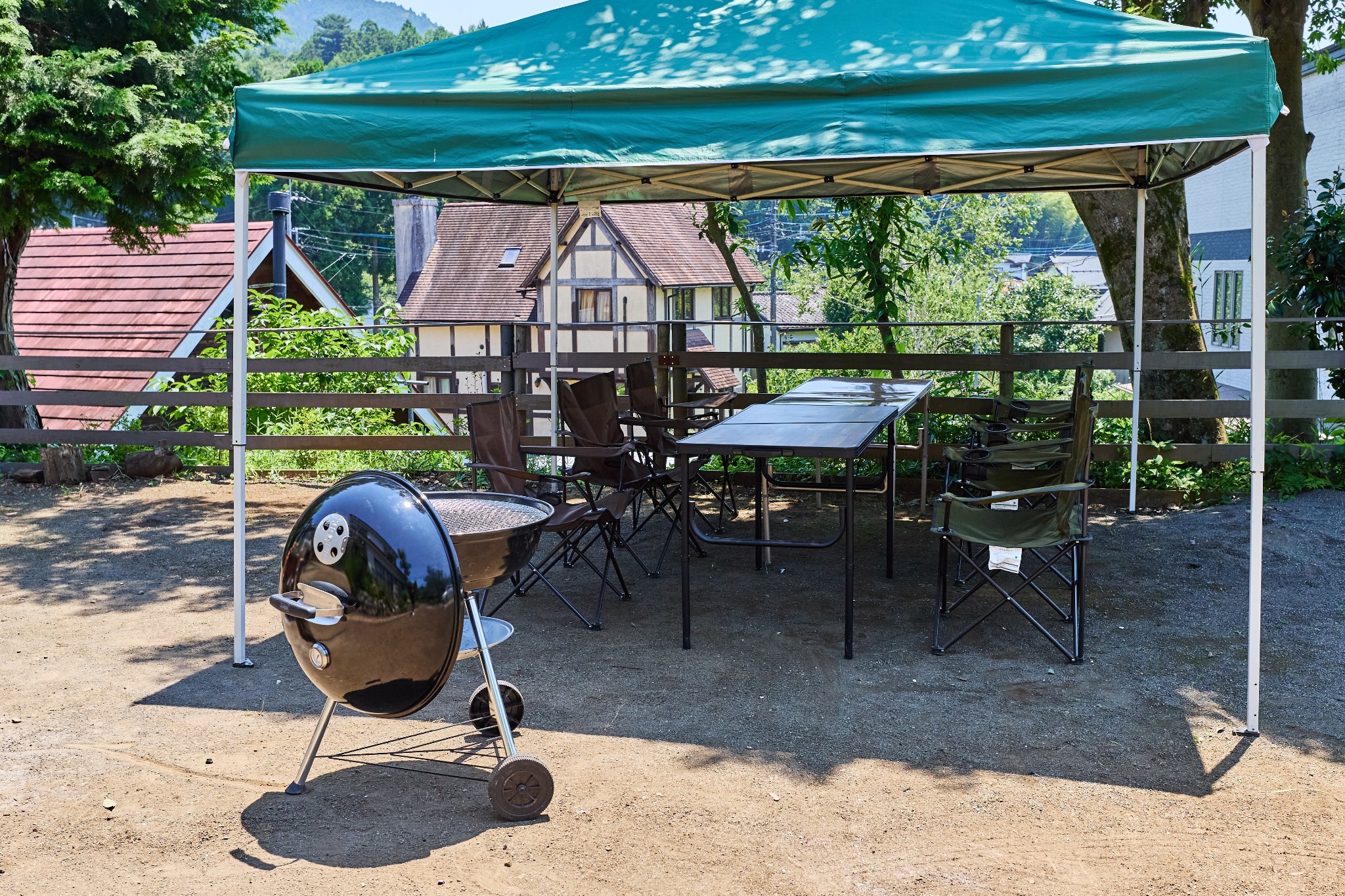 庭のBBQスペースです。寒い日は幕を張って風を防ぎます。