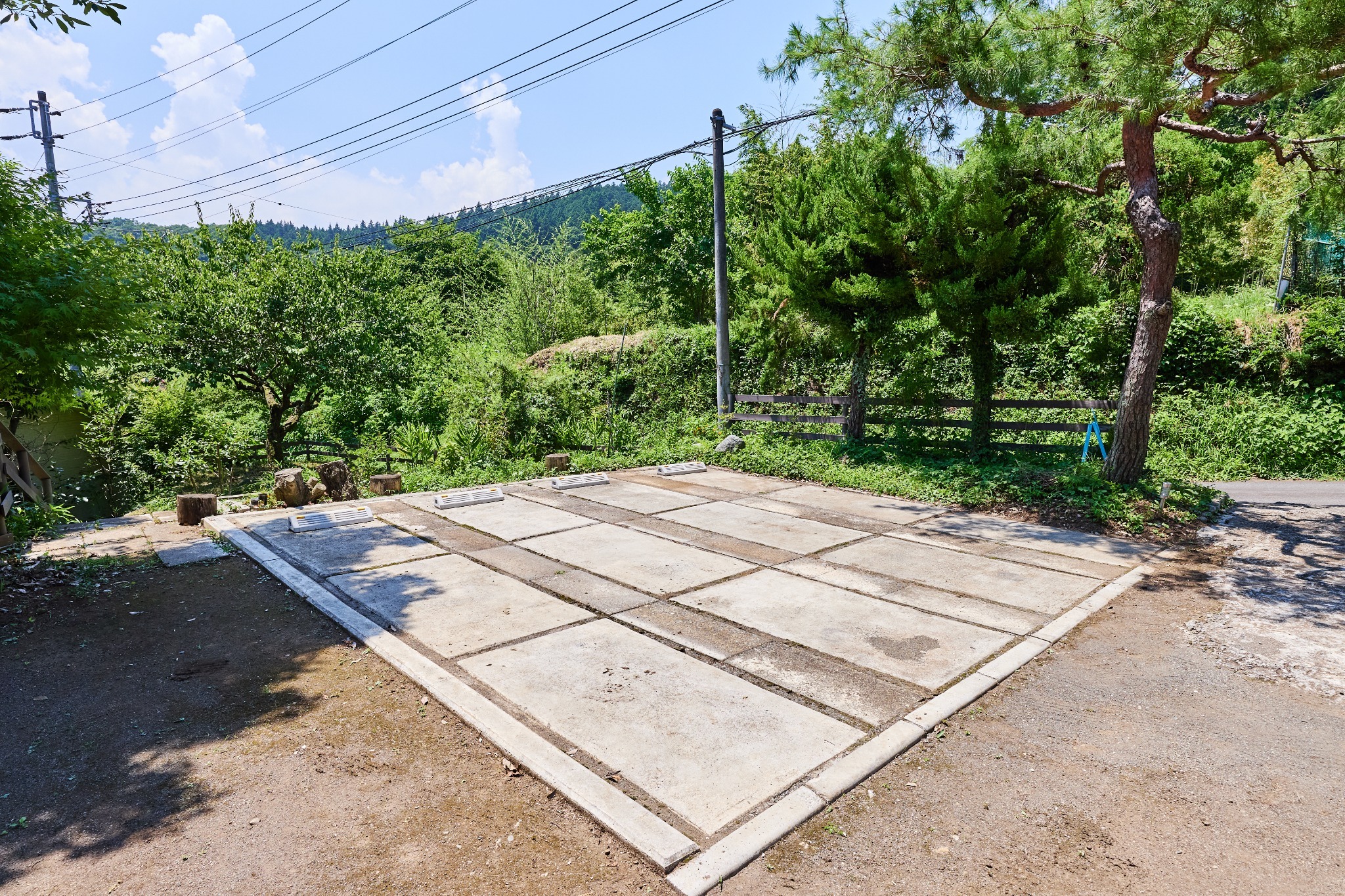 無料の駐車スペースが2台分あります。3-4台目までは敷地内に停められますが、それ以上の場合は近...