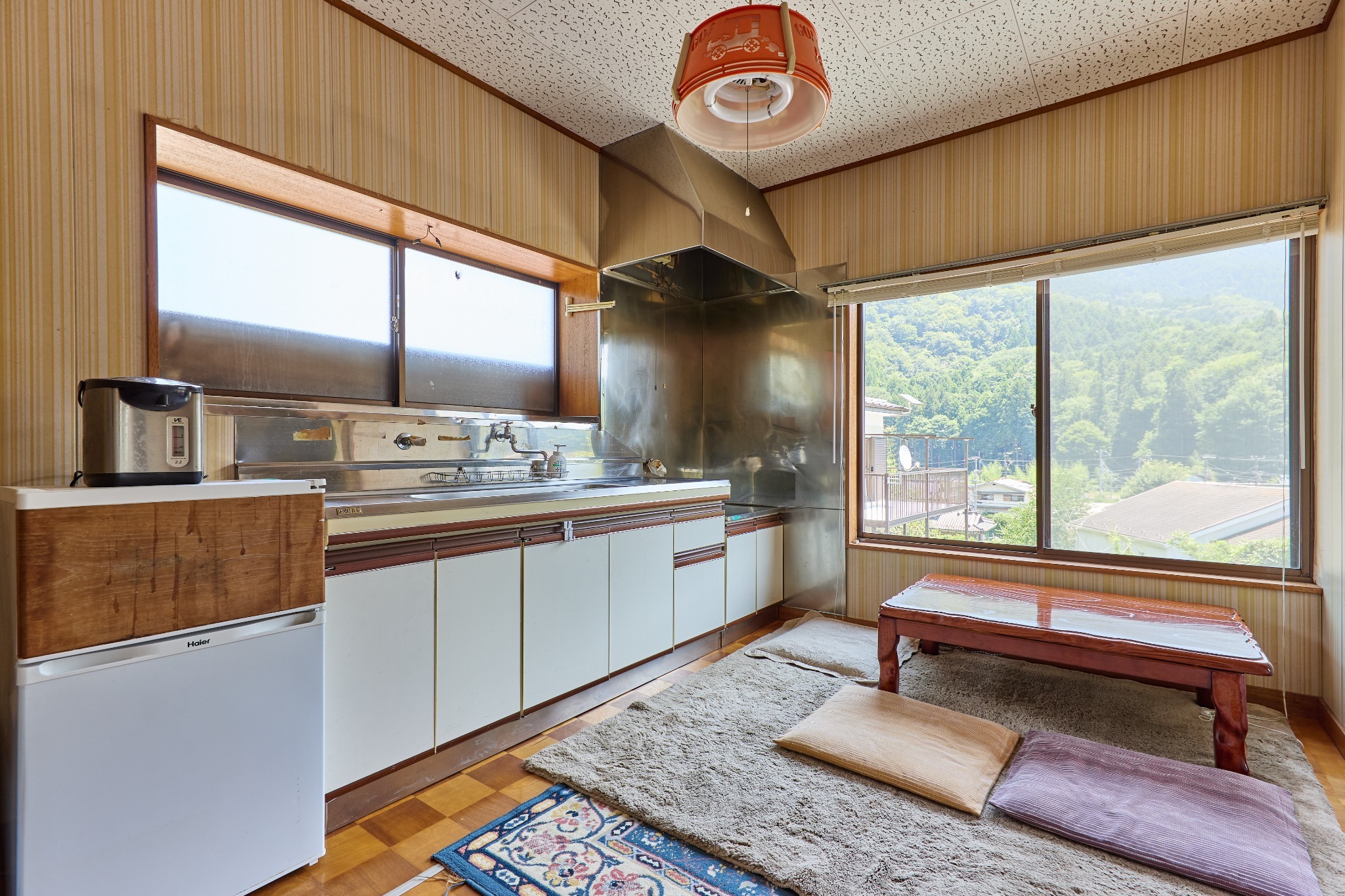 202号室のスペースです。冷蔵庫を置いています。