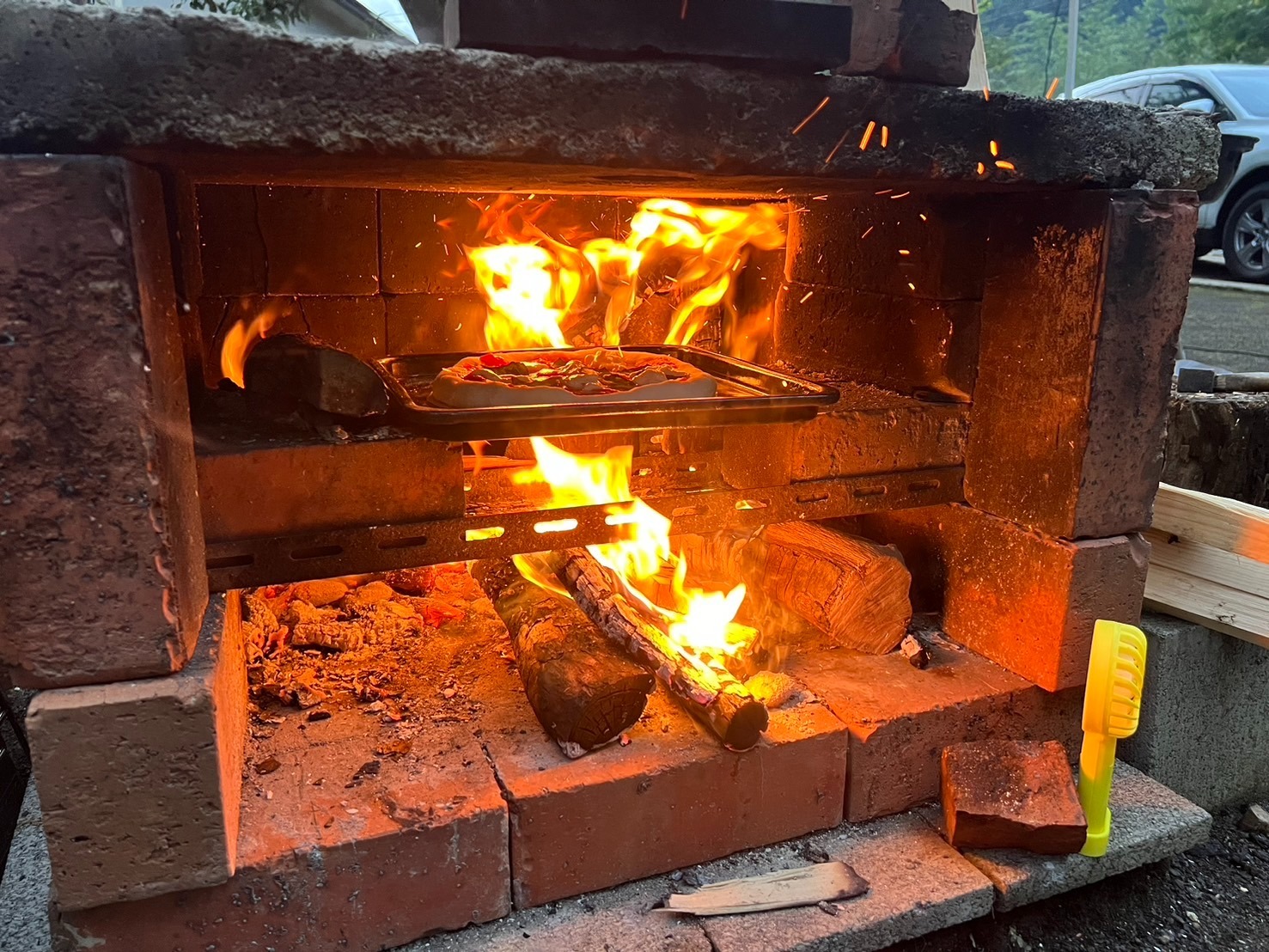 庭のピザ窯です。ここで焼くとピザが感動的に美味しいと人気です。利用したいときにはお声掛けいただ...