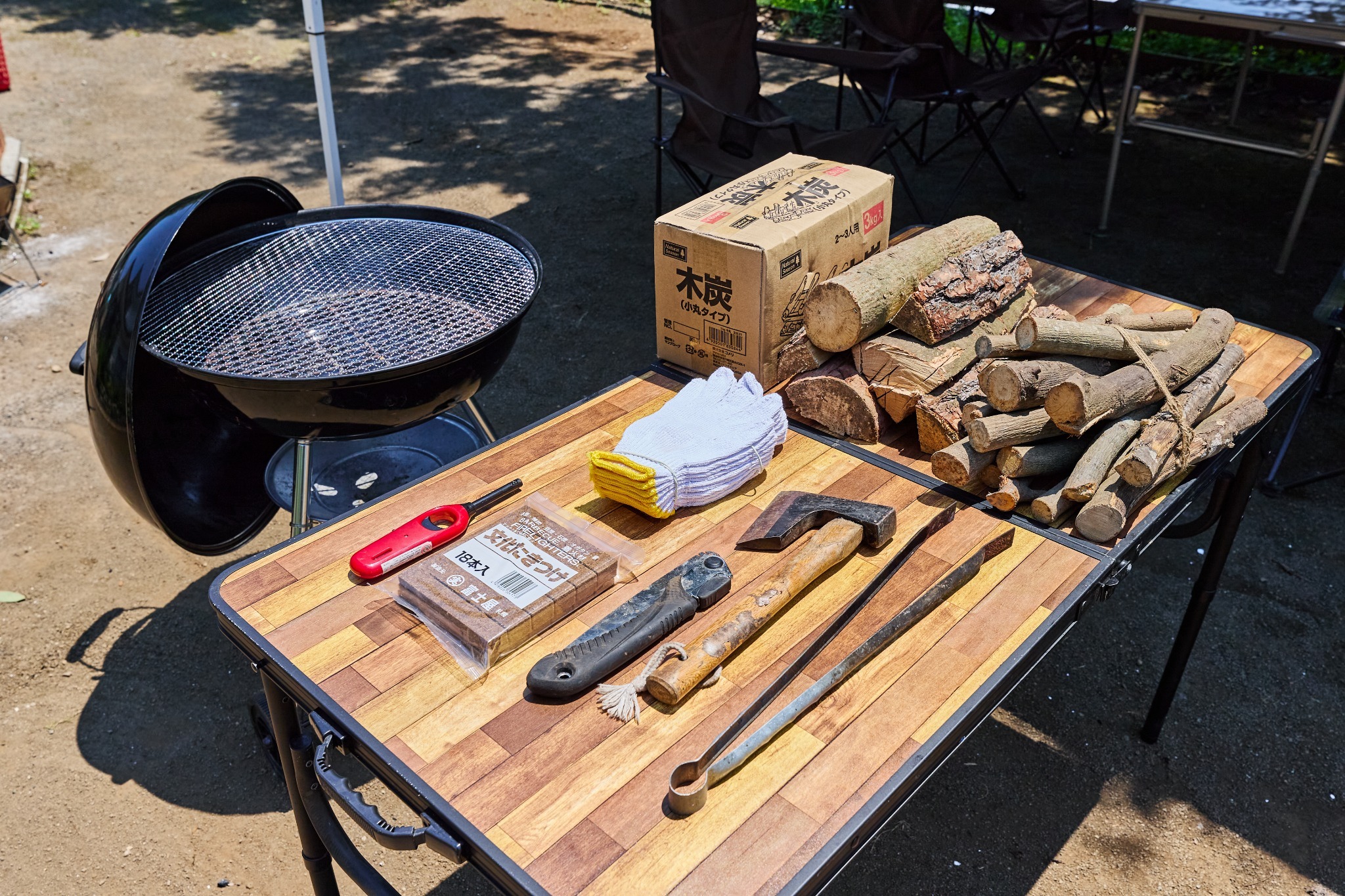 BBQ関連の道具です。道具の使用及び薪一定量は無料です。網は700円、炭500円。