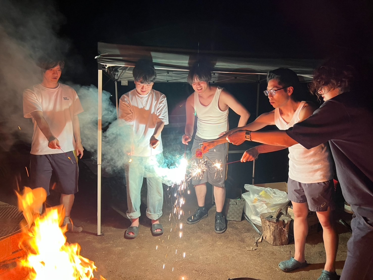 花火OKです。バケツは貸し出します。打ち上げや爆音がするものはご遠慮ください。
