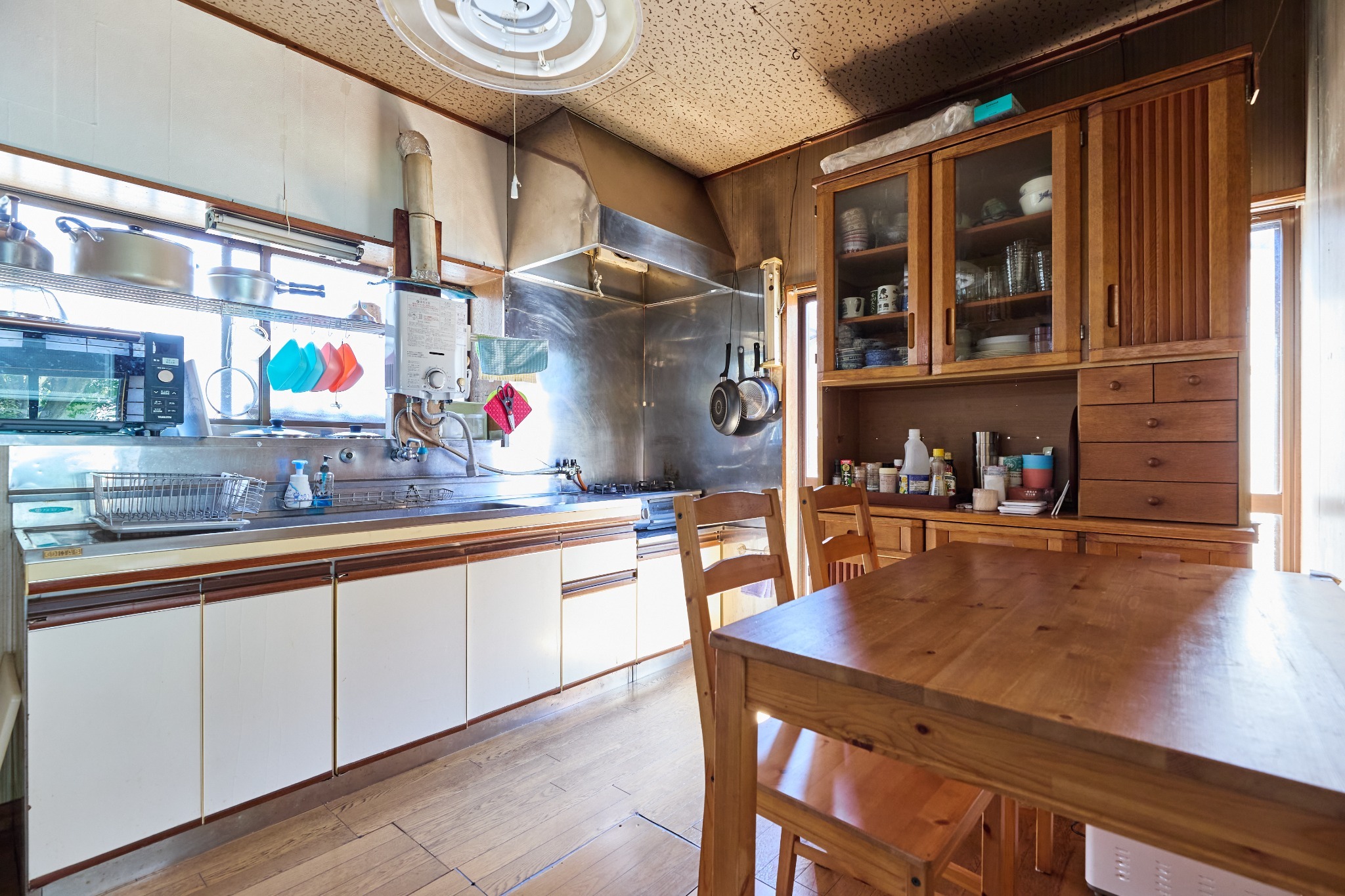 台所です。食器や調理具は自由にお使いいただけます。