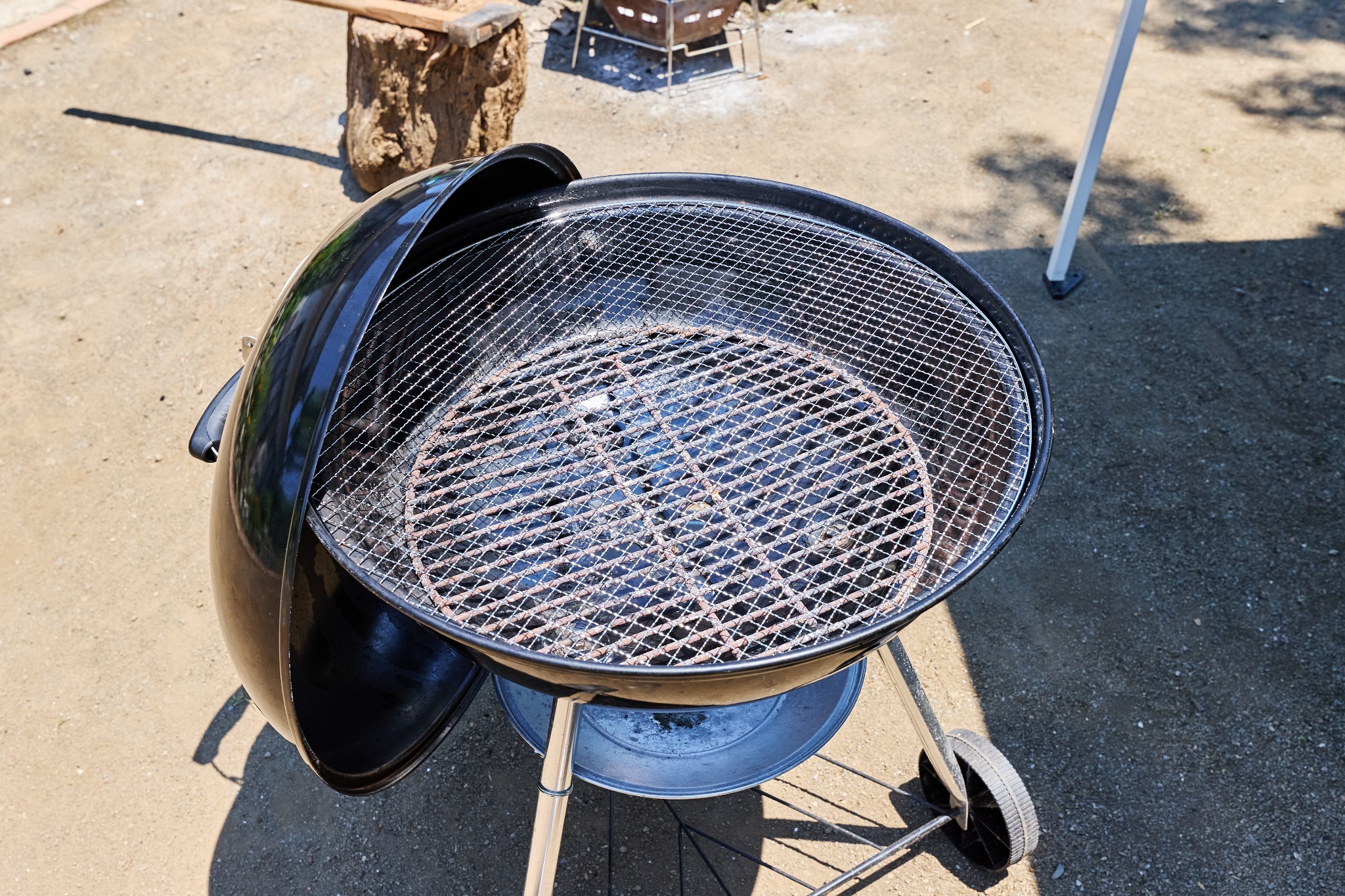 バーベキュー台です。本場のアメリカで人気のWeberという台で、大人数でも快適に楽しめます。