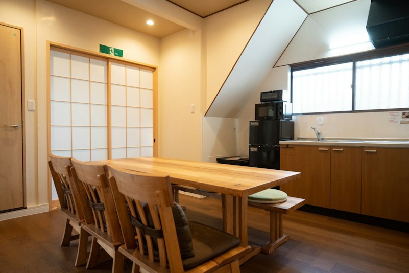 キッチンとダイニングテーブル