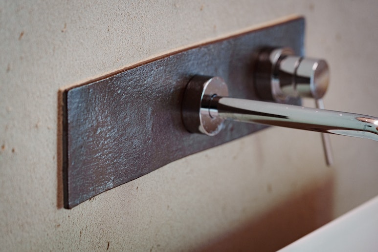 種子島の能野焼が施された洗面水栓