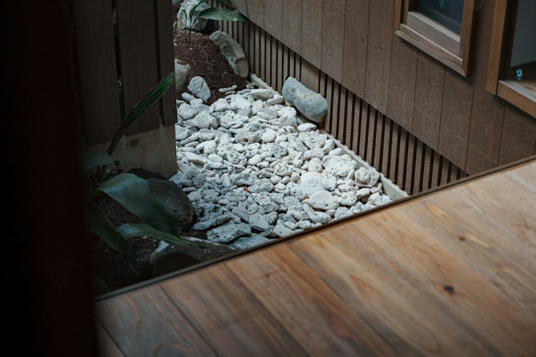 珊瑚が敷き詰められた坪庭