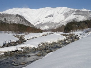 平川と八方の山々